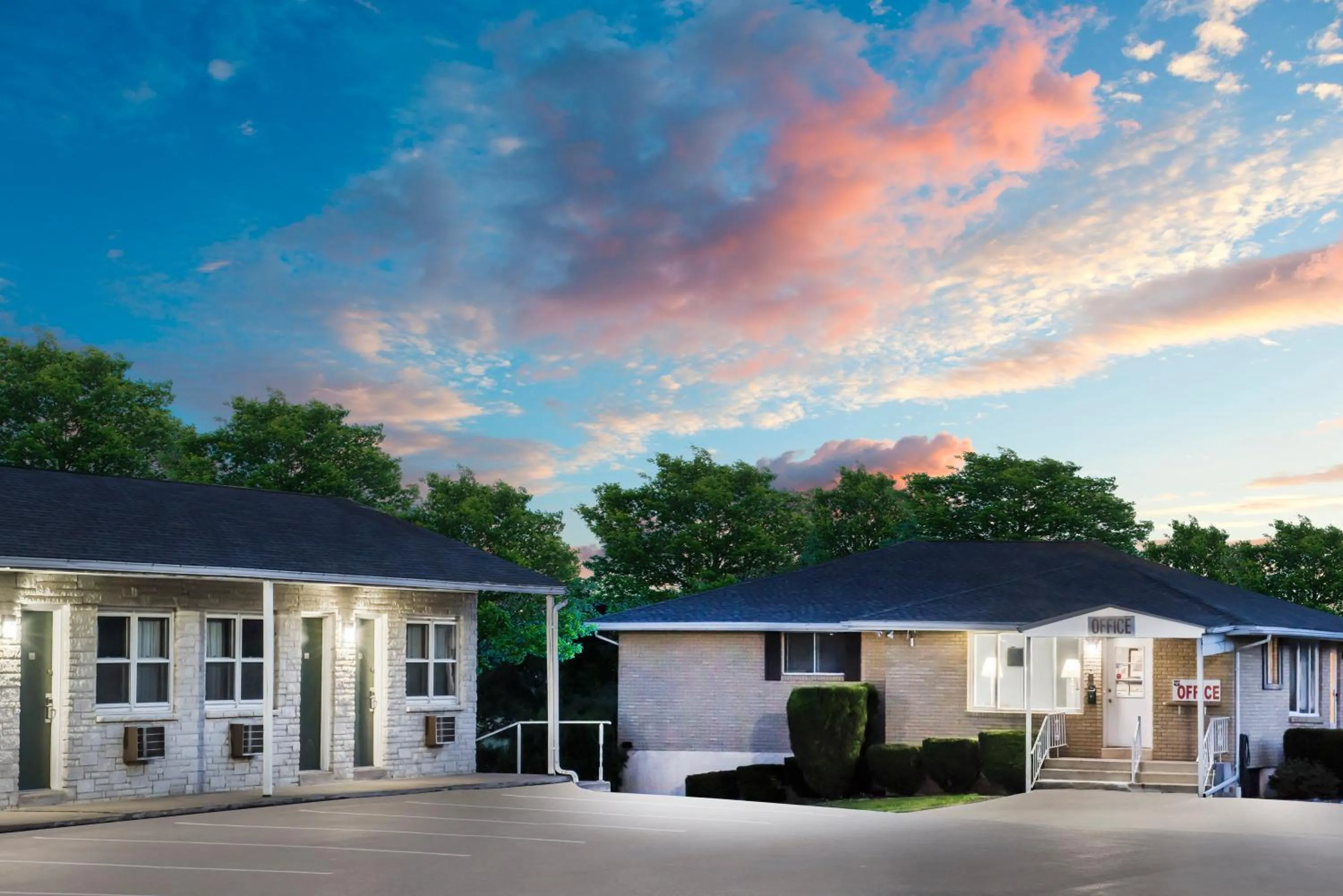 Property building in Knights Inn Pine Grove