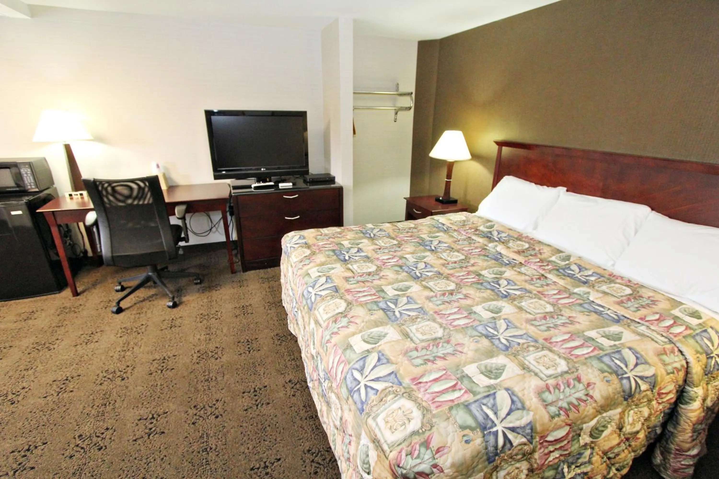 Bed in Knights Inn Pine Grove