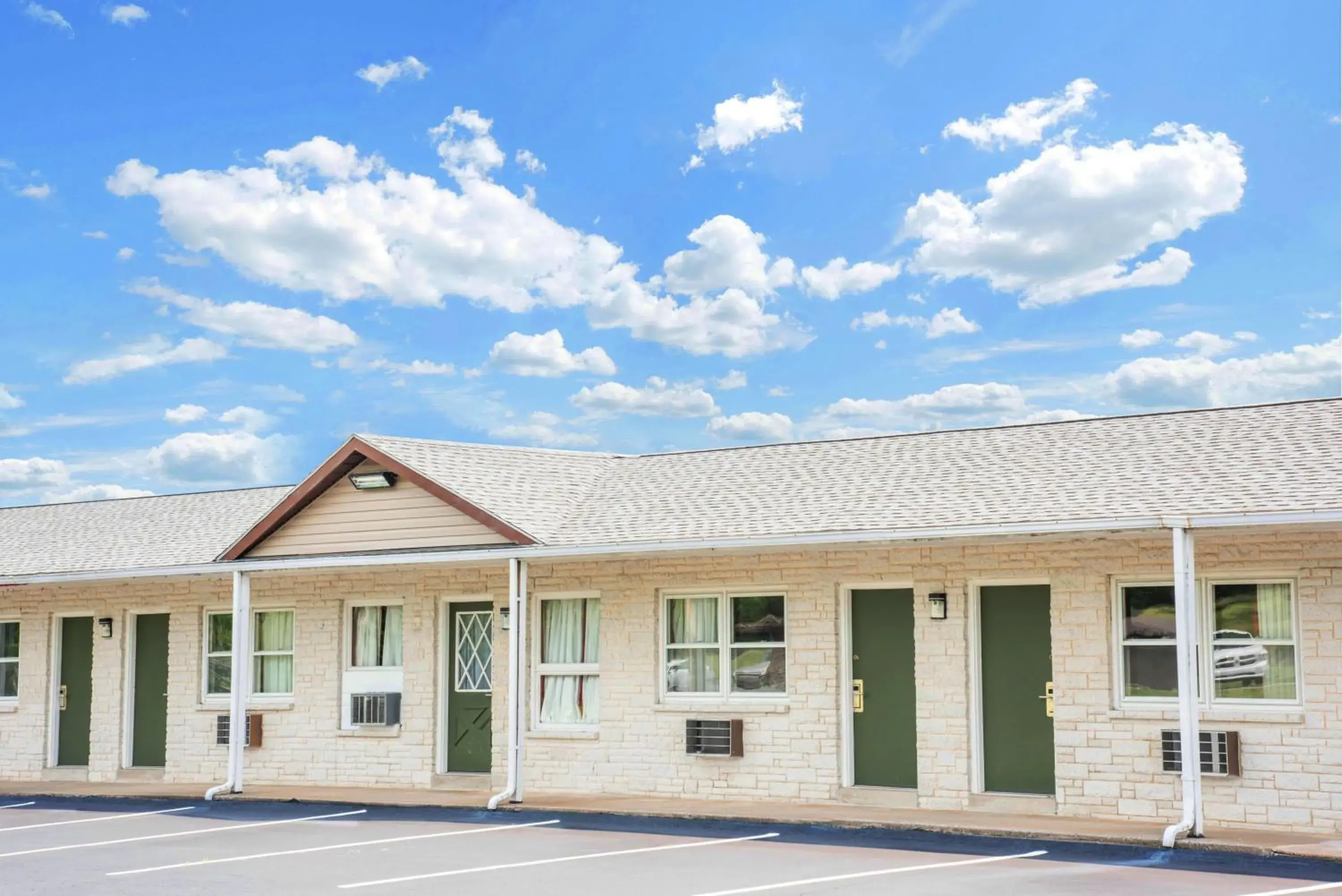 Property building in Knights Inn Pine Grove Property building in Knights Inn Pine Grove