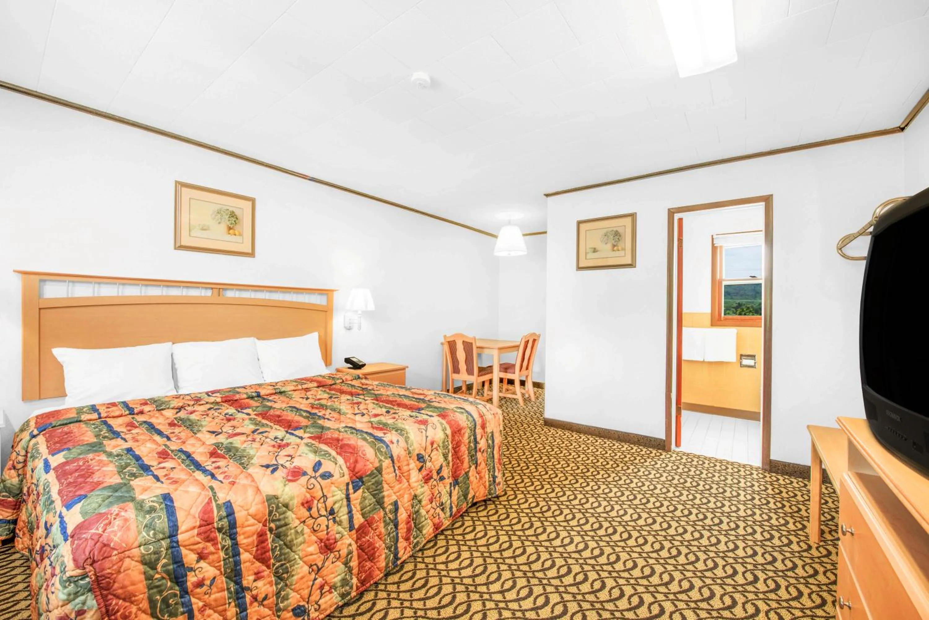 Bed in Knights Inn Pine Grove