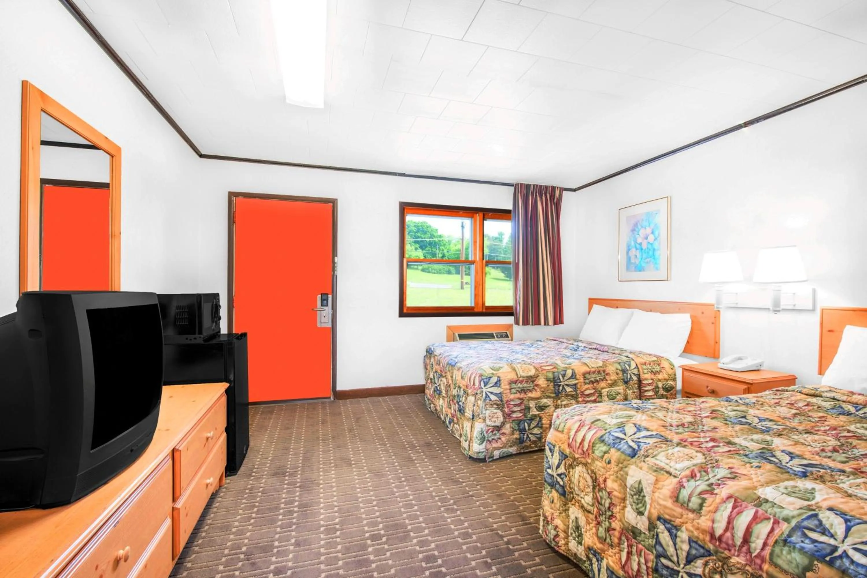 Bed in Knights Inn Pine Grove