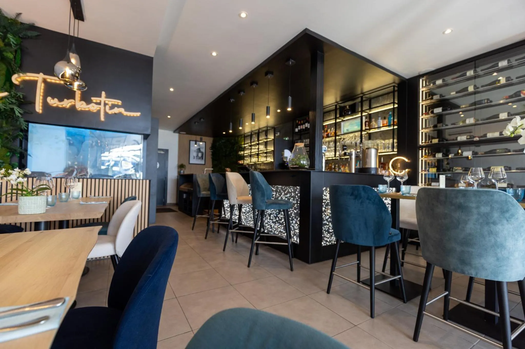 Restaurant/places to eat in Hotel De La Mer