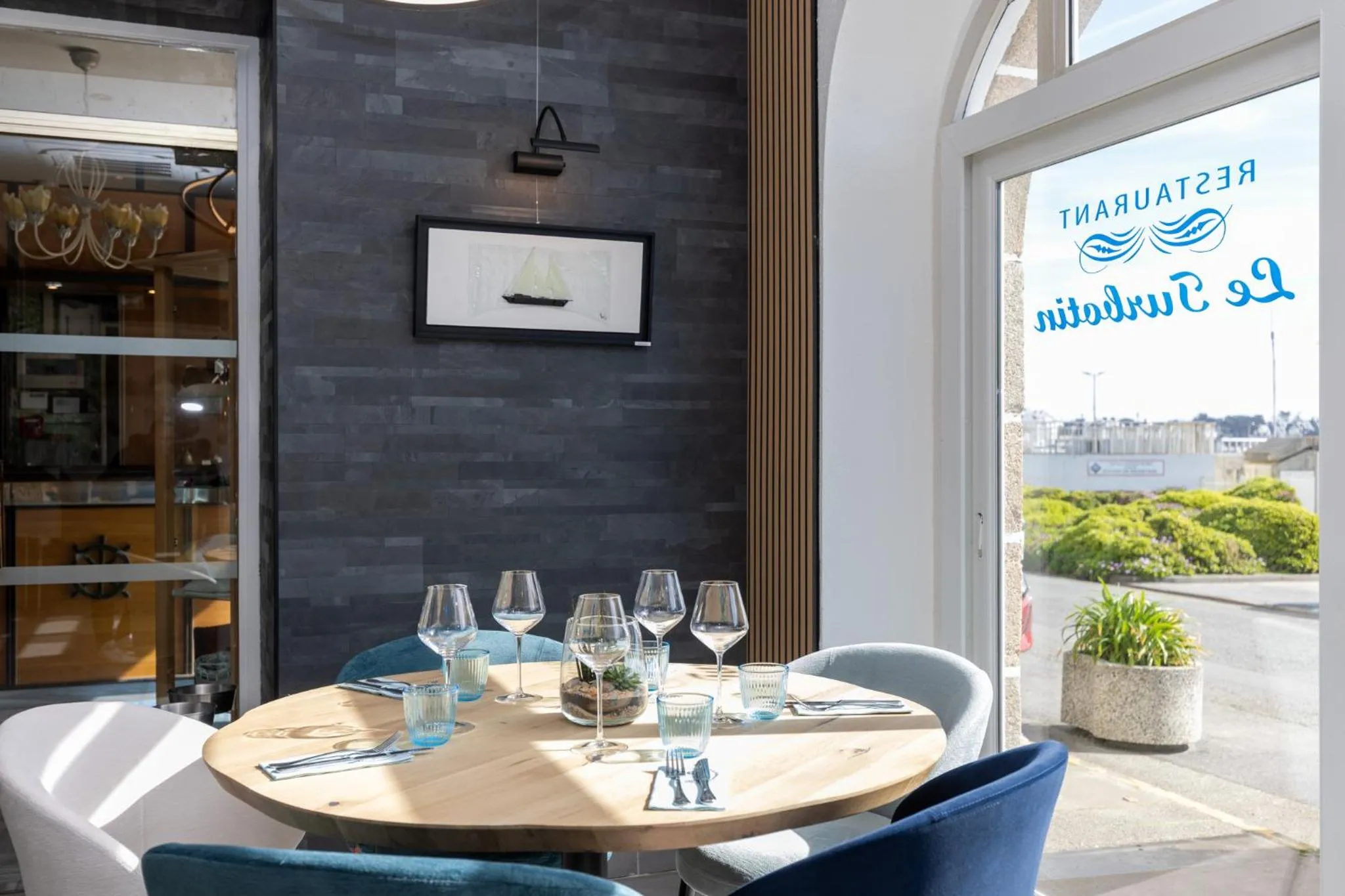 Restaurant/places to eat in Hotel De La Mer