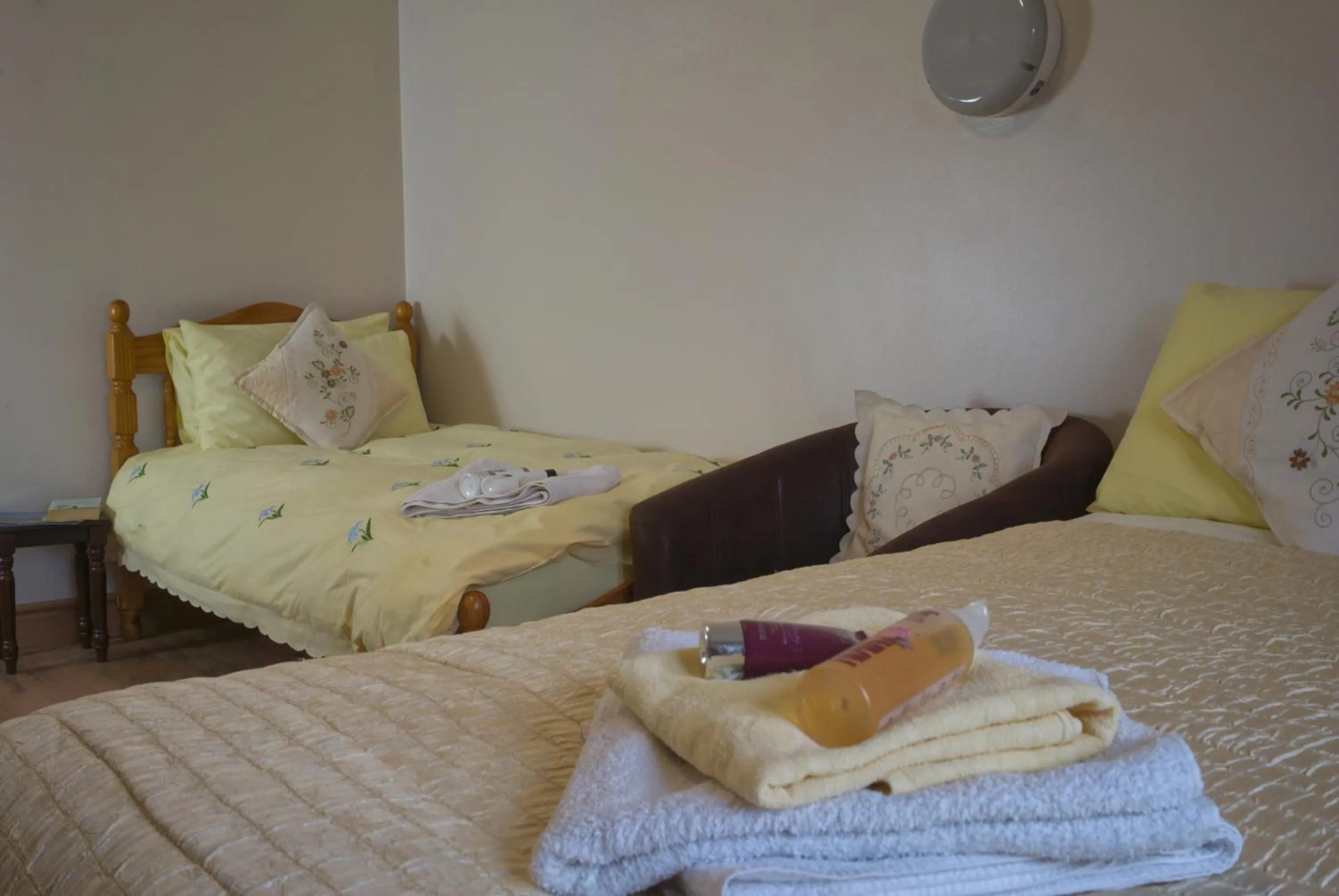 Bed in The Mourne Lodge "Cnocnafeola"