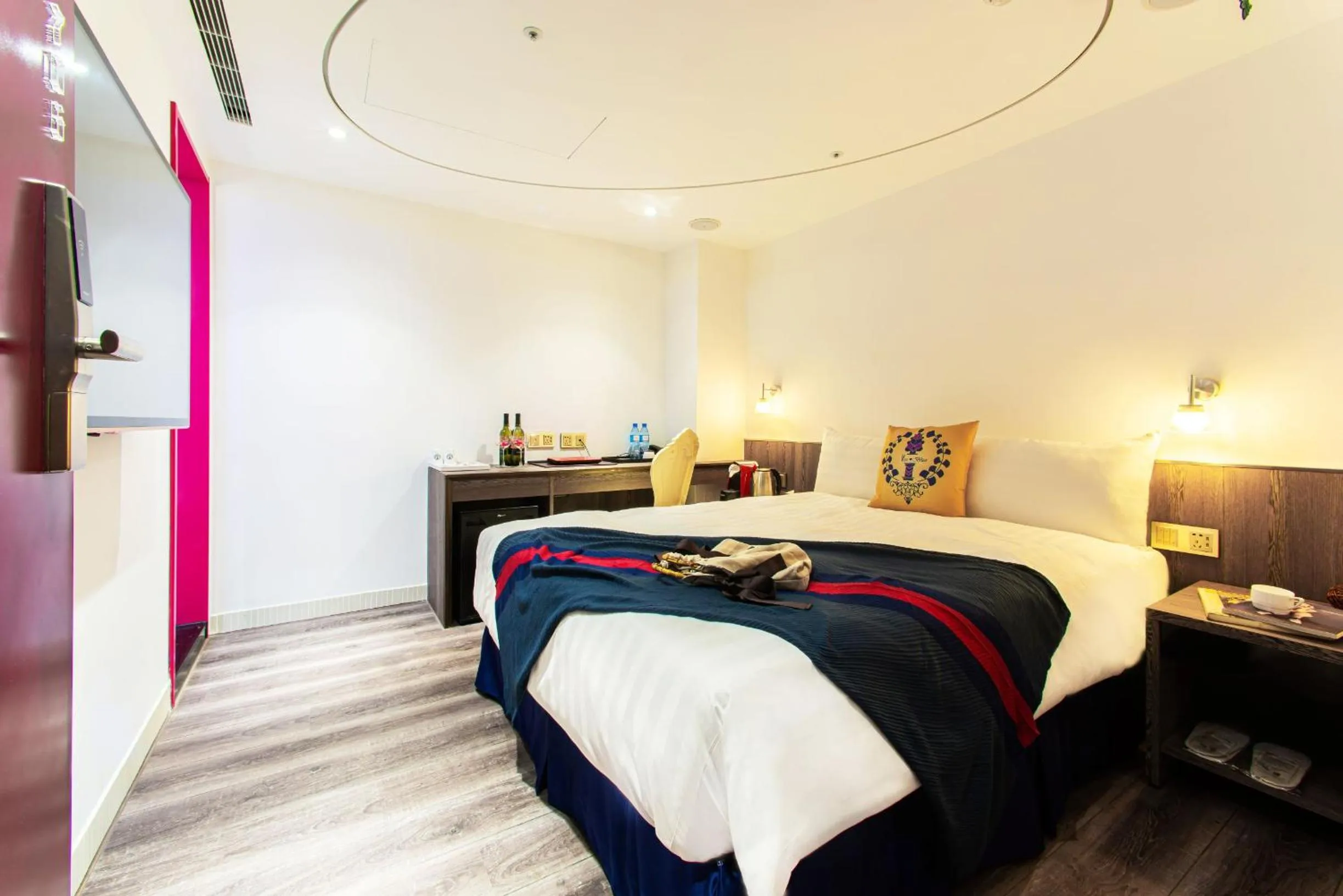 TV and multimedia, Bed in Norway Forest Travel hotel 1 Taichung