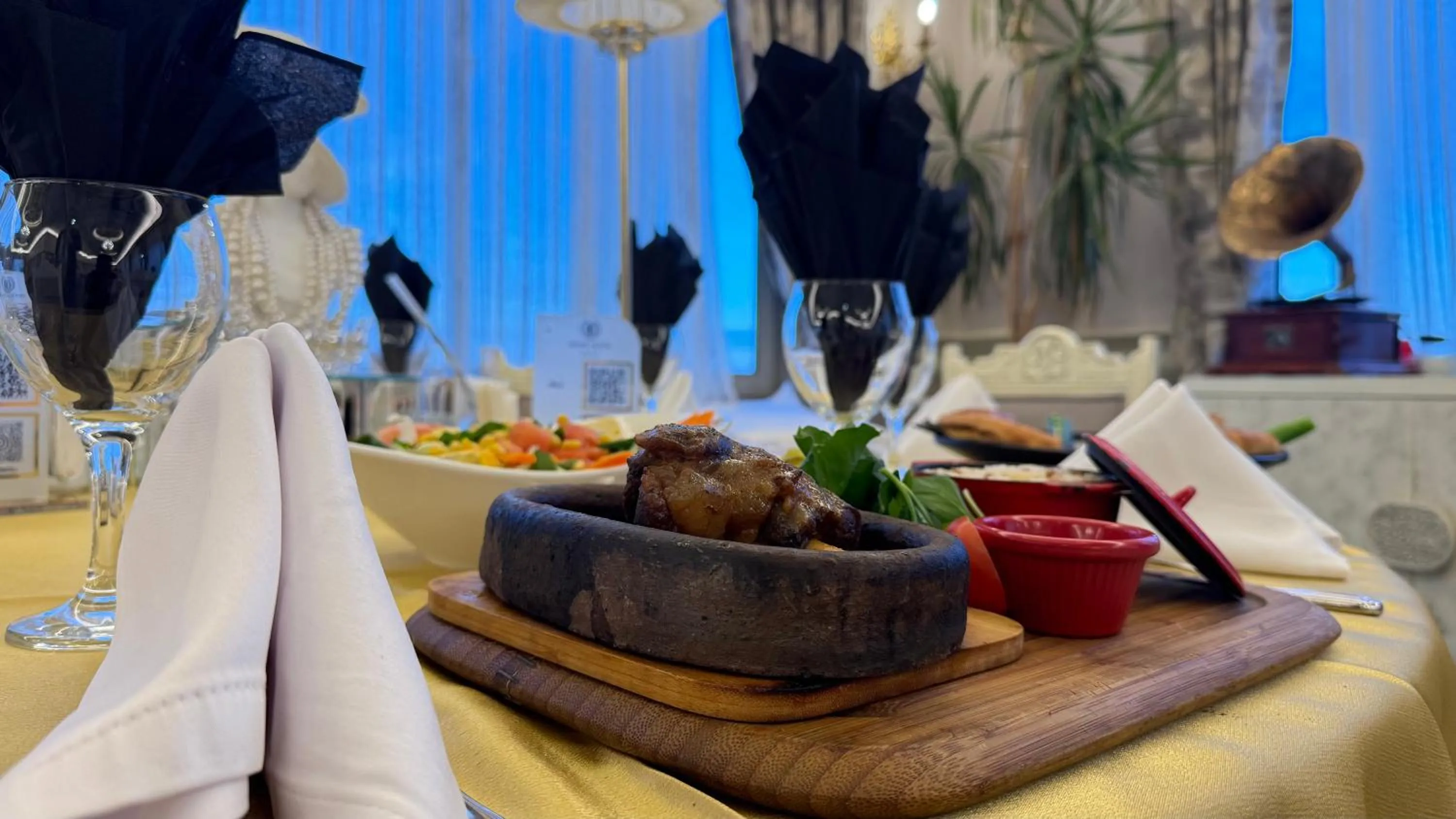 Restaurant/places to eat in Demir Hotel