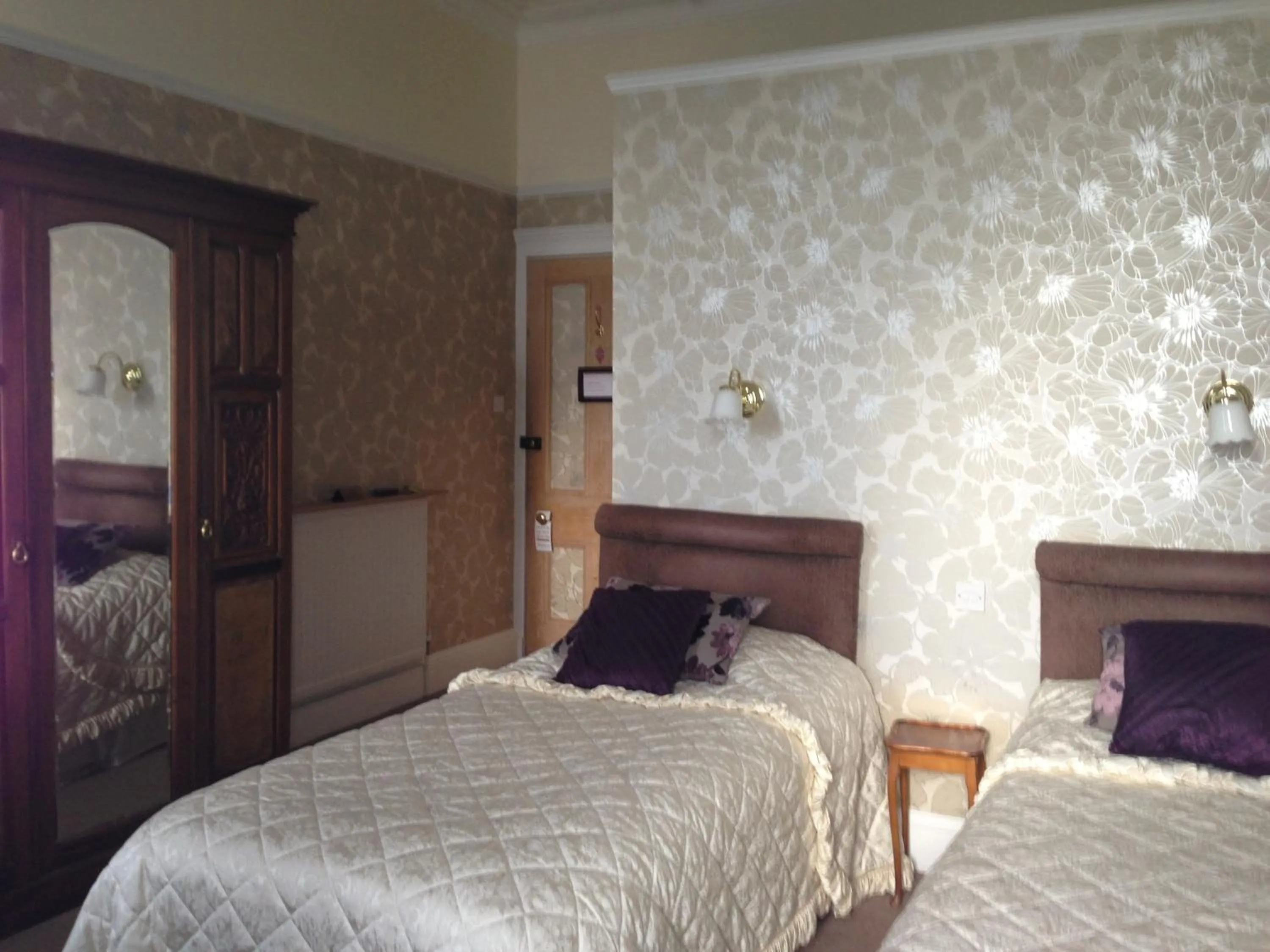 Photo of the whole room, Bed in Kilchrenan House