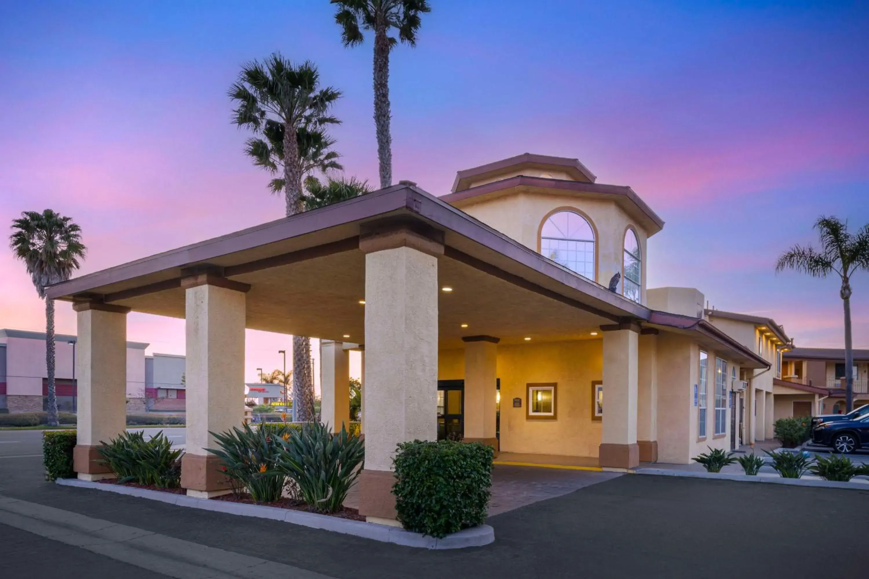 Property building in Best Western Oxnard Inn Property building in Best Western Oxnard Inn