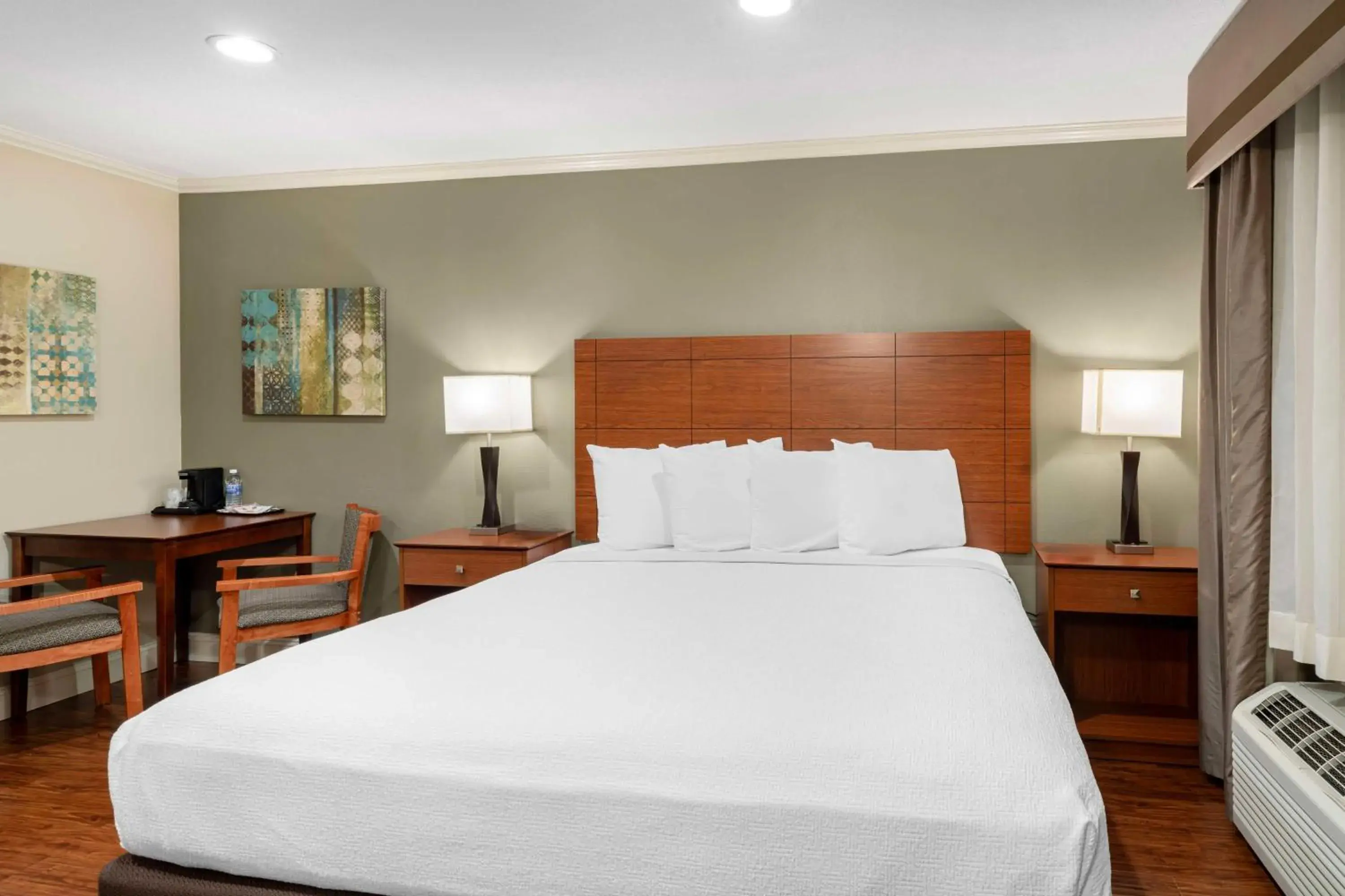 Bedroom, Bed in Best Western Oxnard Inn Bedroom, Bed in Best Western Oxnard Inn