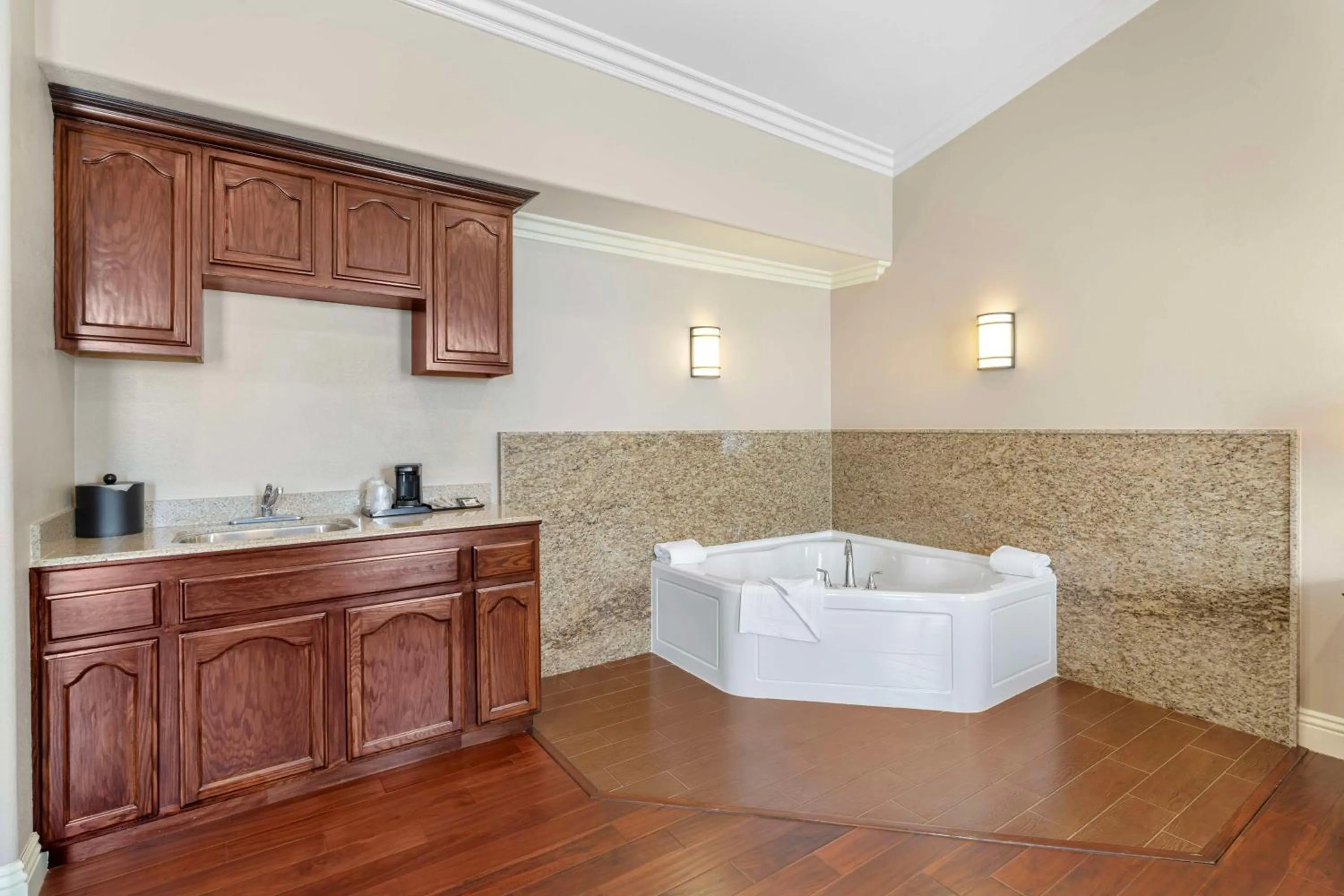 Bedroom in Best Western Oxnard Inn