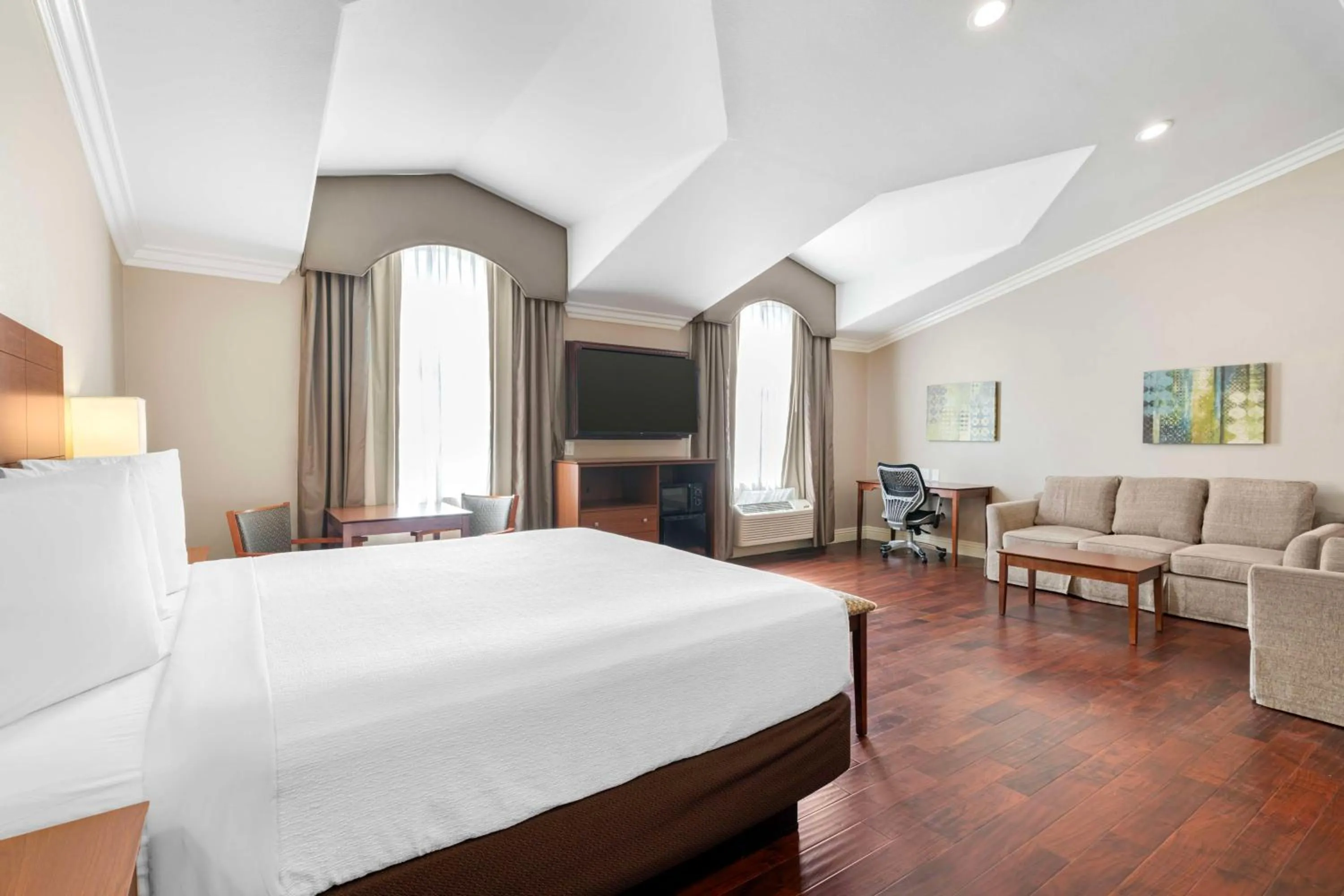 Bedroom, Bed in Best Western Oxnard Inn