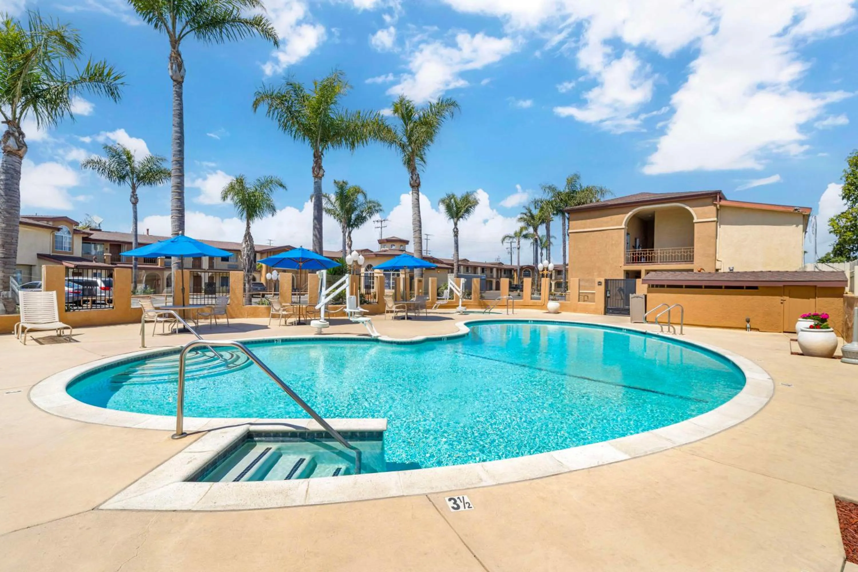 Pool view in Best Western Oxnard Inn