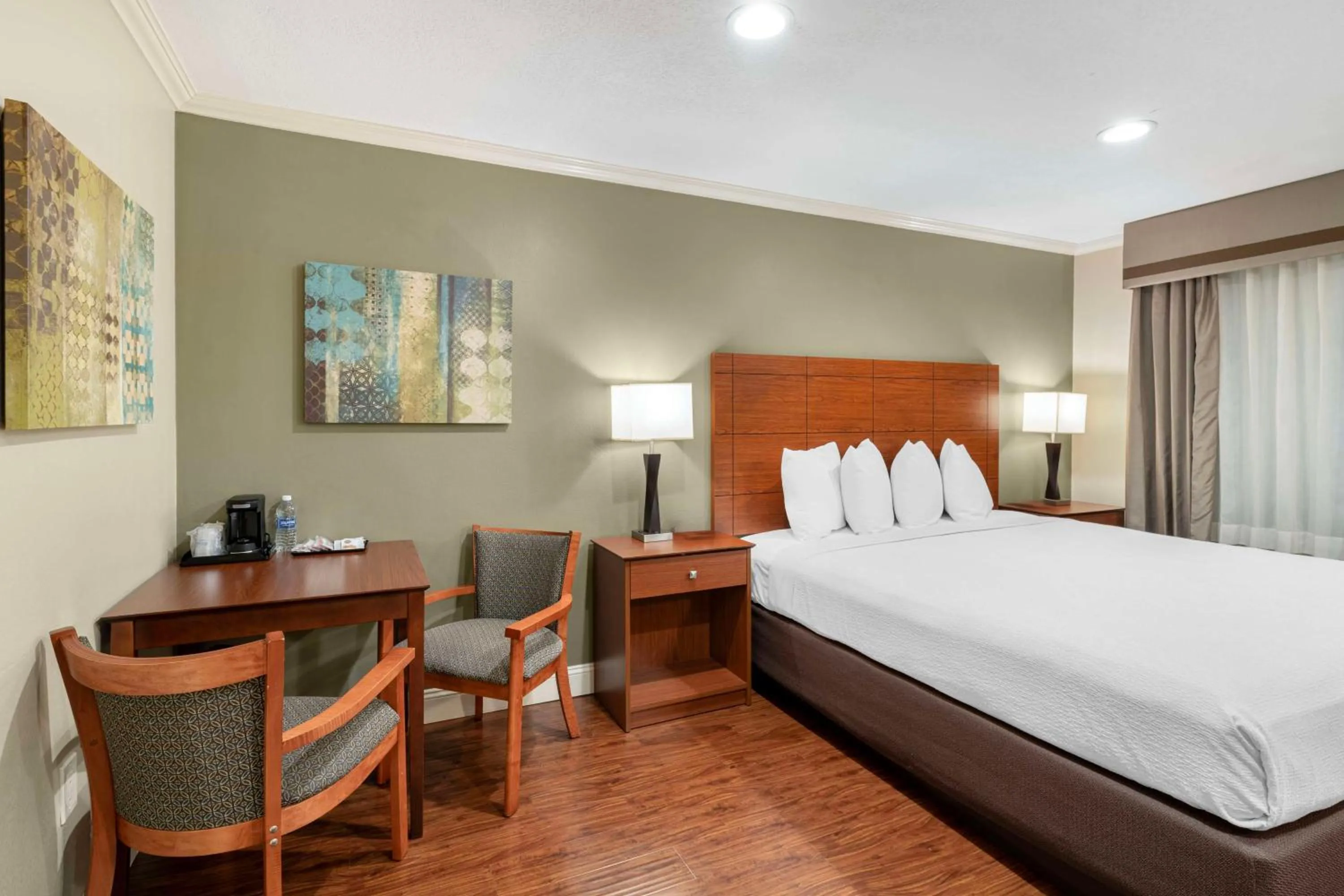 Bedroom, Bed in Best Western Oxnard Inn