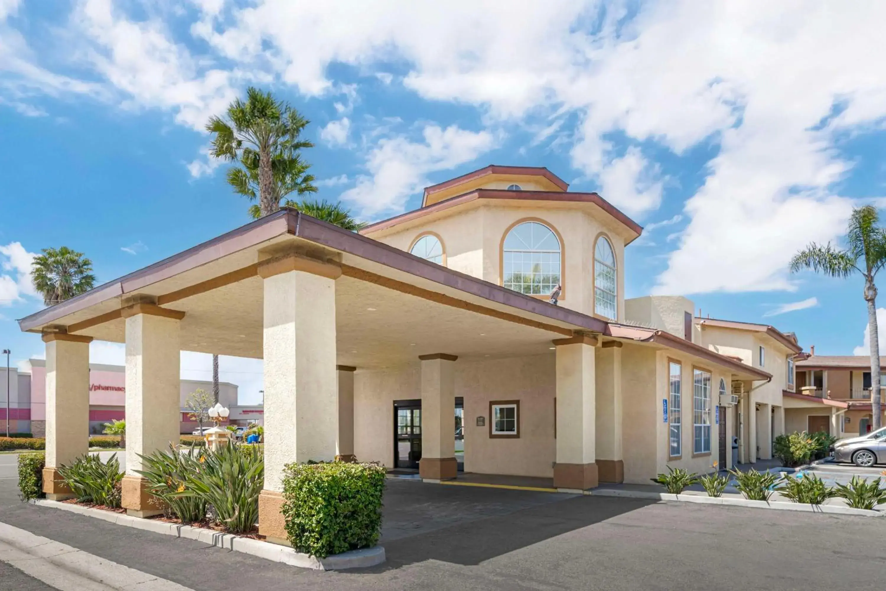 Property building in Best Western Oxnard Inn Property building in Best Western Oxnard Inn