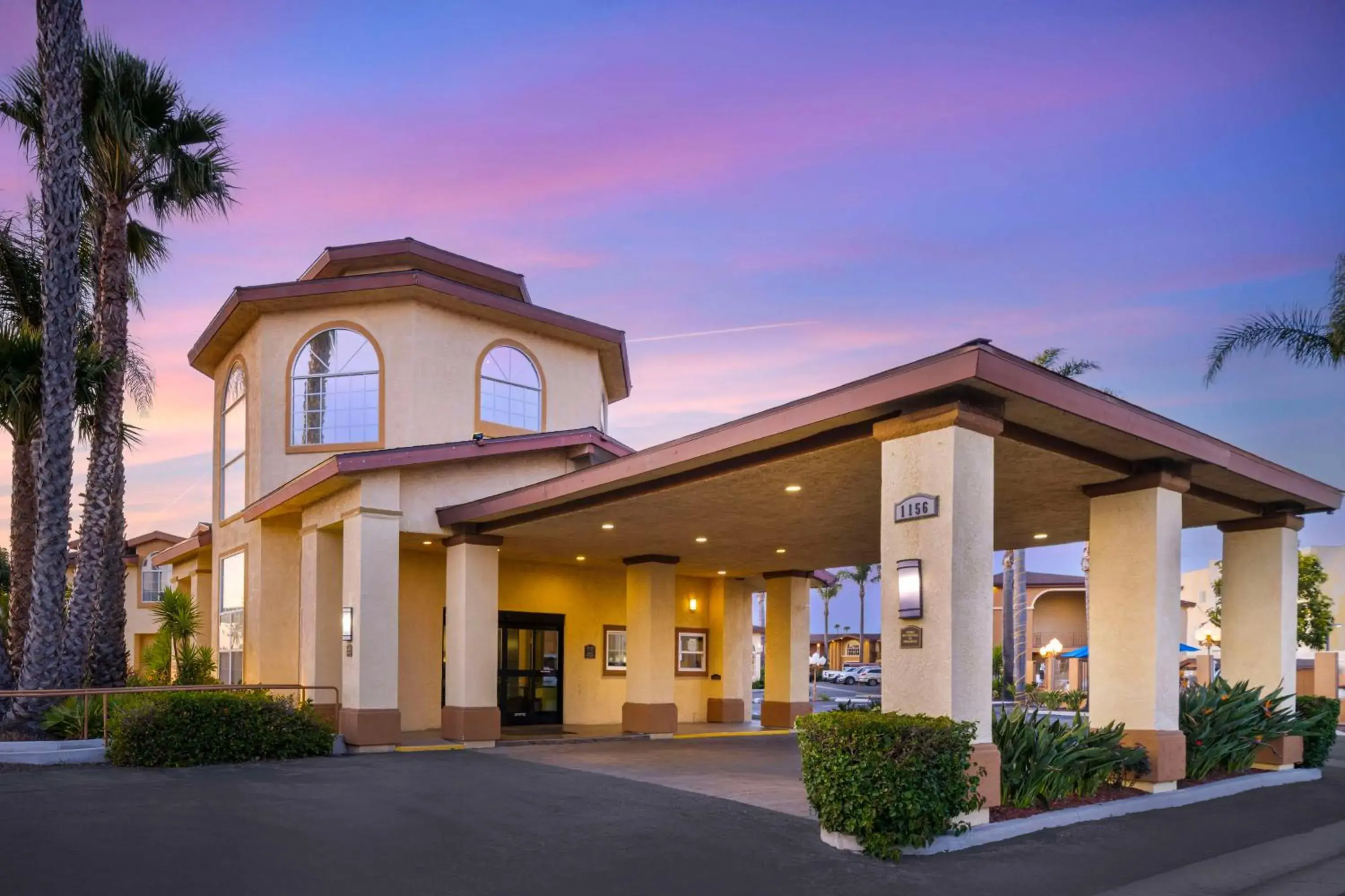 Property building in Best Western Oxnard Inn Property building in Best Western Oxnard Inn
