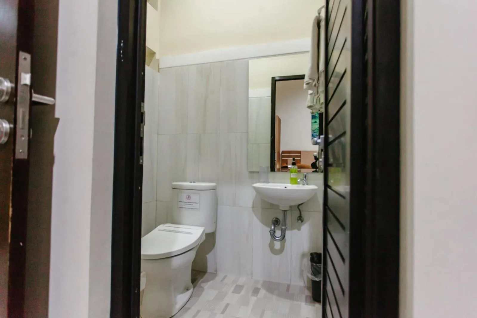 Shower in Musafir Guest House Syariah