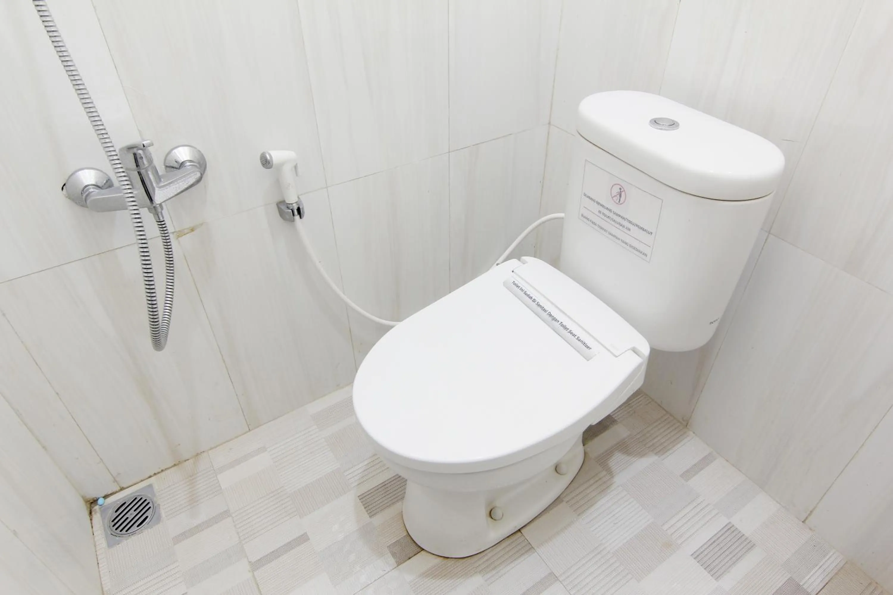 Toilet in Musafir Guest House Syariah