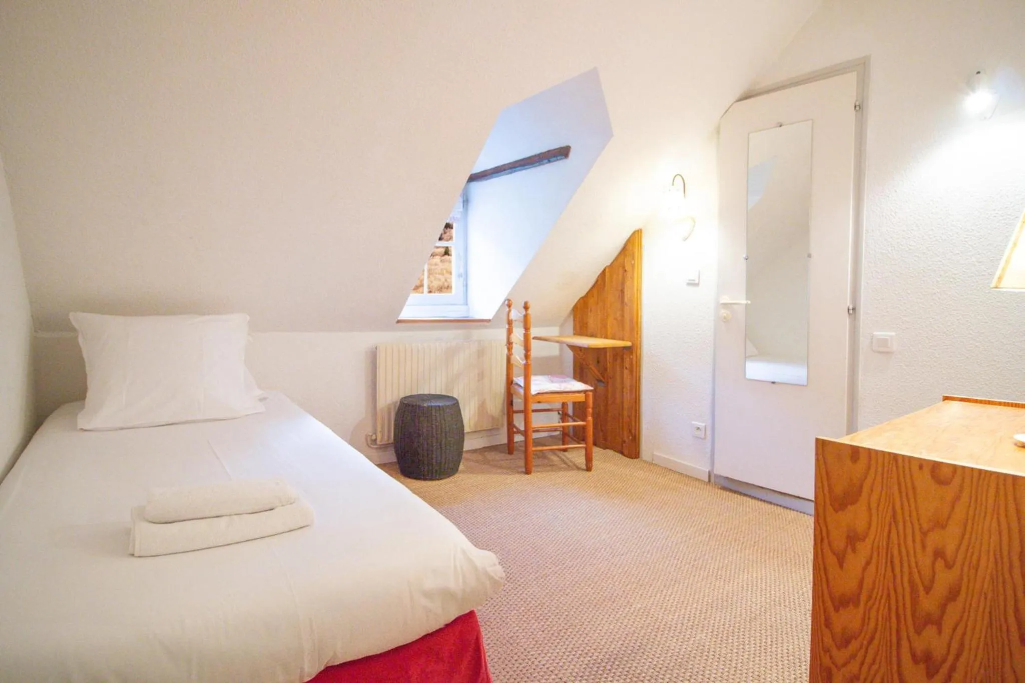 Bedroom, Bed in Garden & City Bagnères-de-Bigorre - Domaine de Ramonjuan