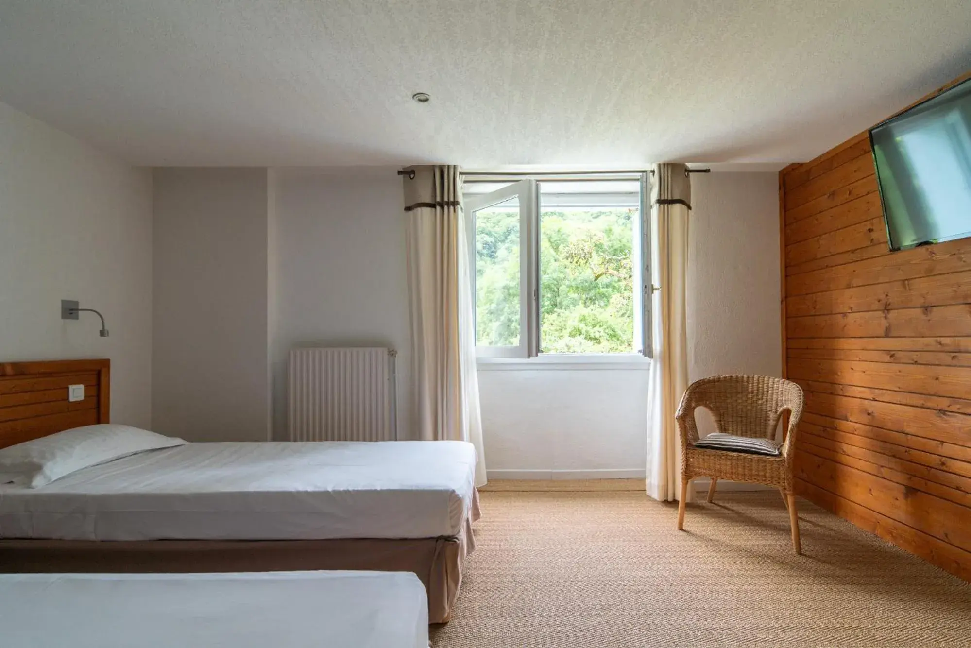 Superior Twin Room in Garden & City Bagnères-de-Bigorre - Domaine de Ramonjuan Superior Twin Room in Garden & City Bagnères-de-Bigorre - Domaine de Ramonjuan