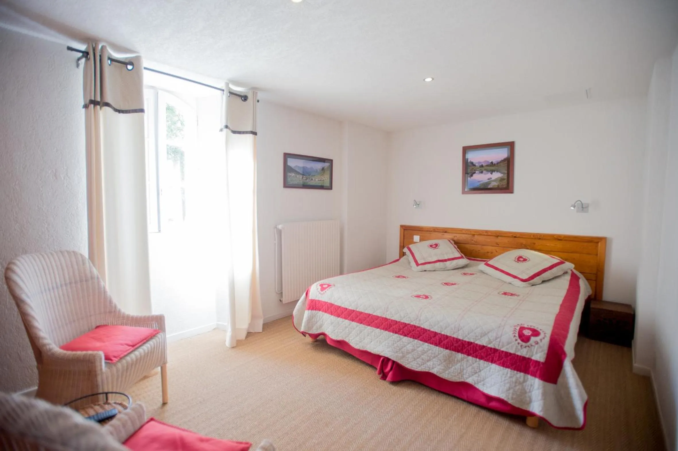 Bedroom, Bed in Garden & City Bagnères-de-Bigorre - Domaine de Ramonjuan