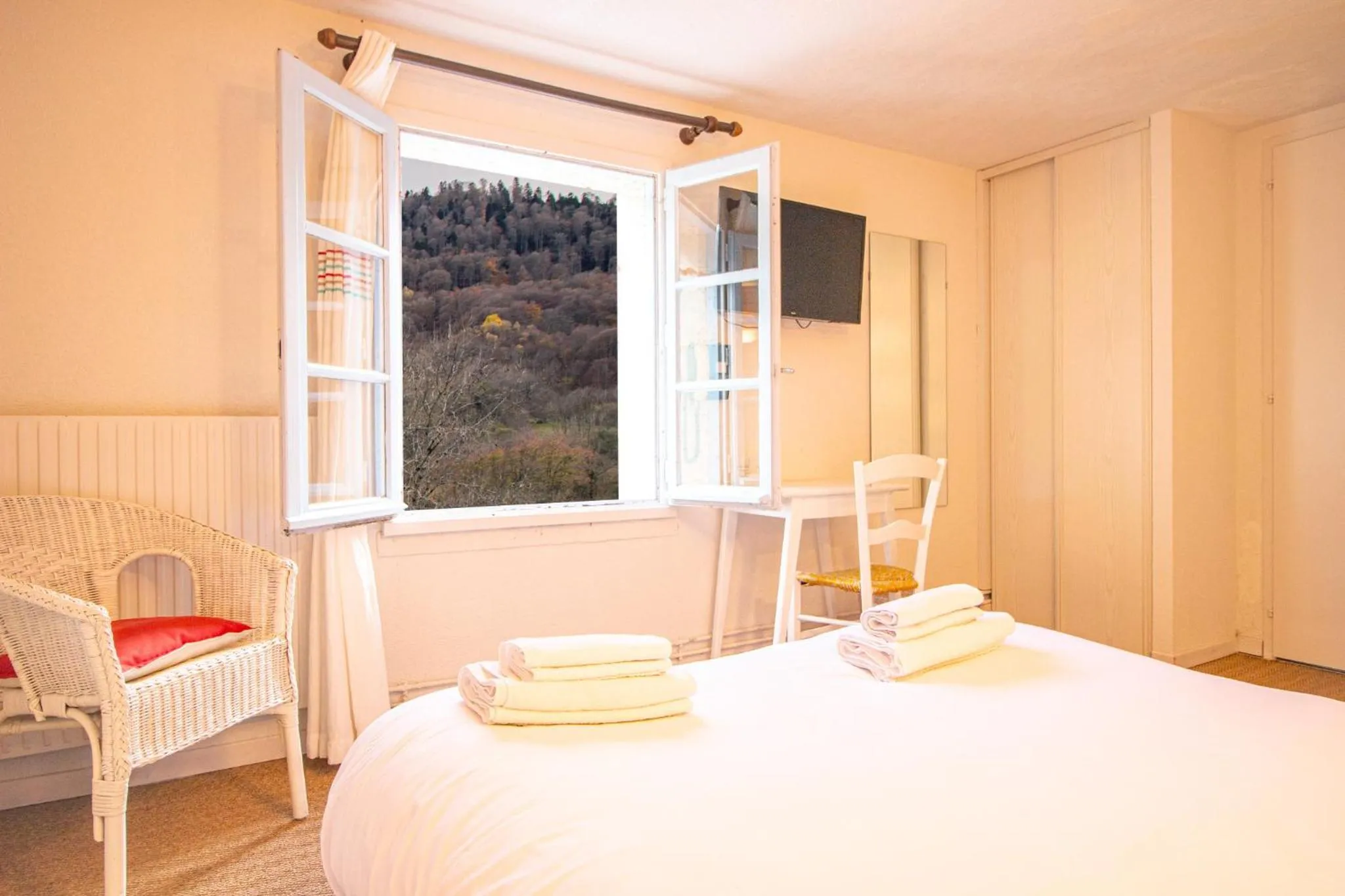 Bedroom, Bed in Garden & City Bagnères-de-Bigorre - Domaine de Ramonjuan