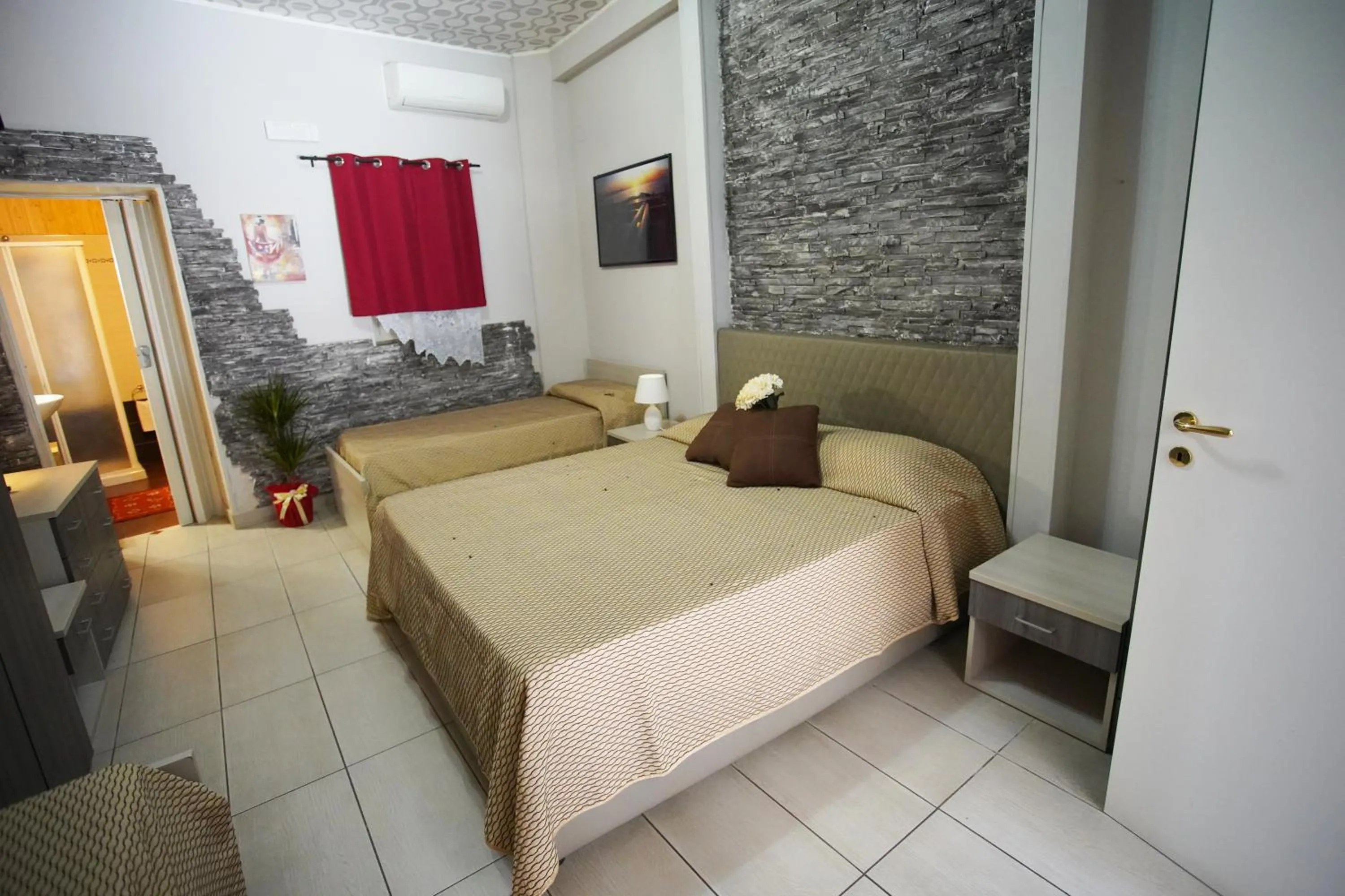 Photo of the whole room, Bed in Golden Dreams B&B