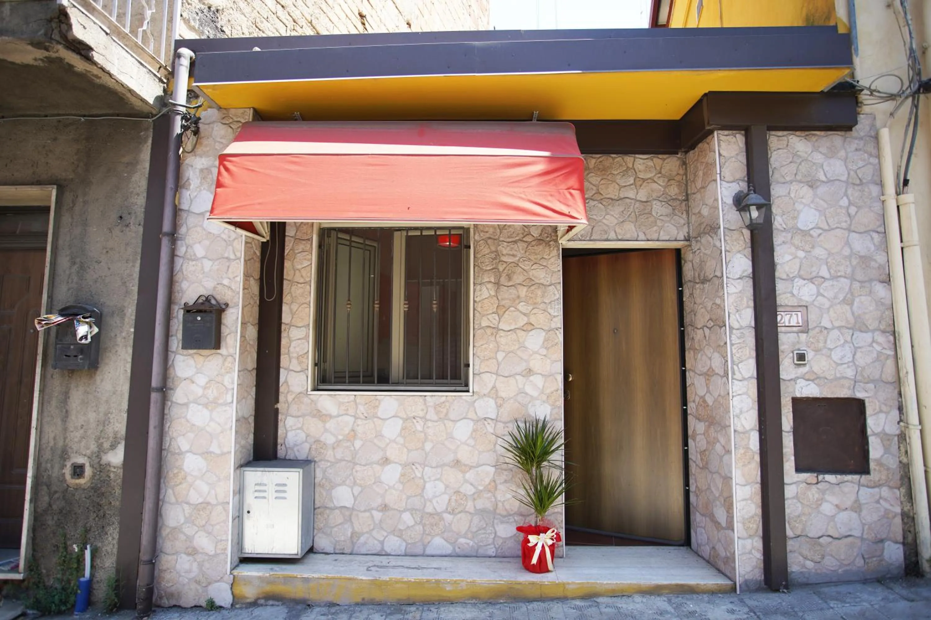 Facade/entrance in Golden Dreams B&B