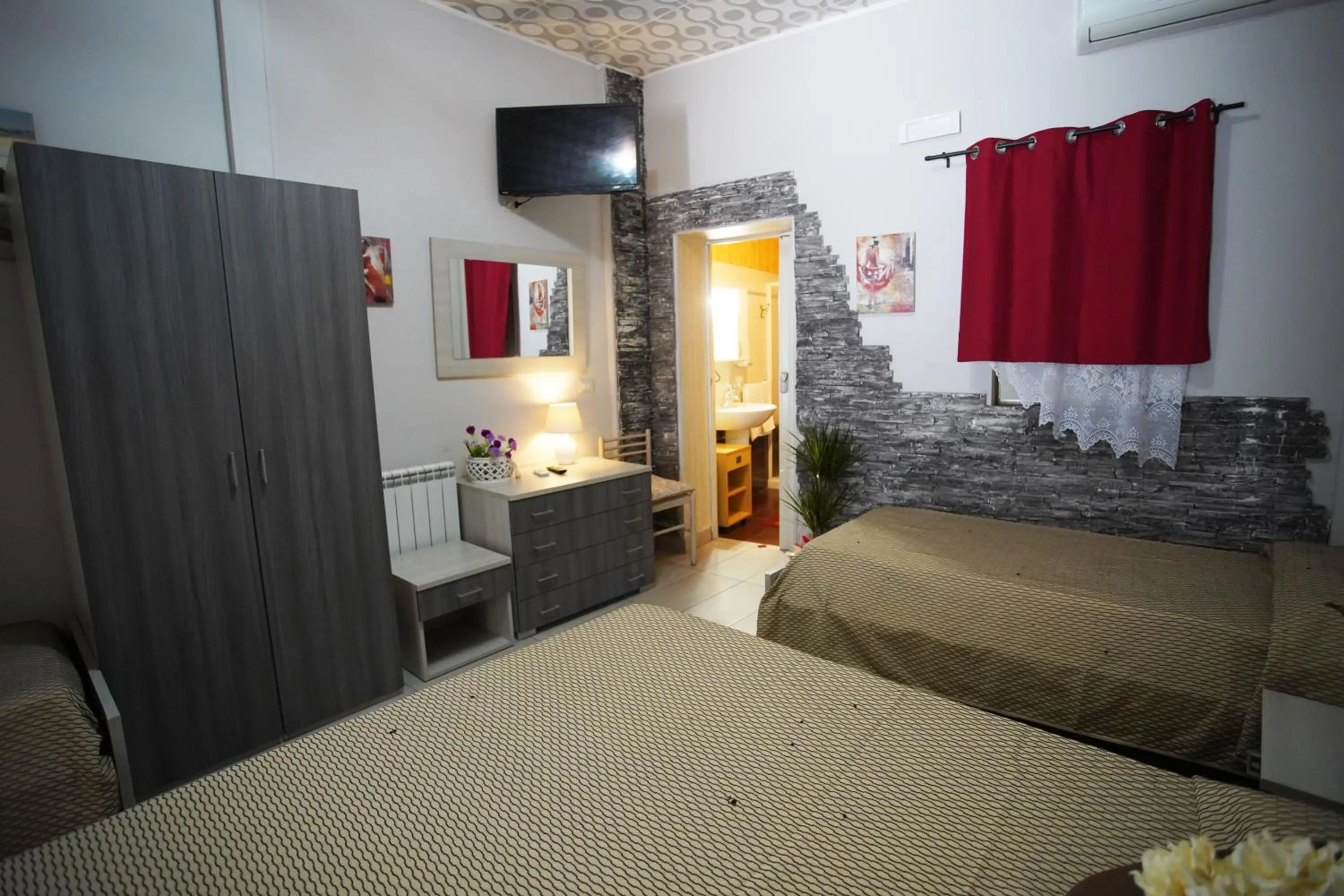 Bedroom, Bed in Golden Dreams B&B