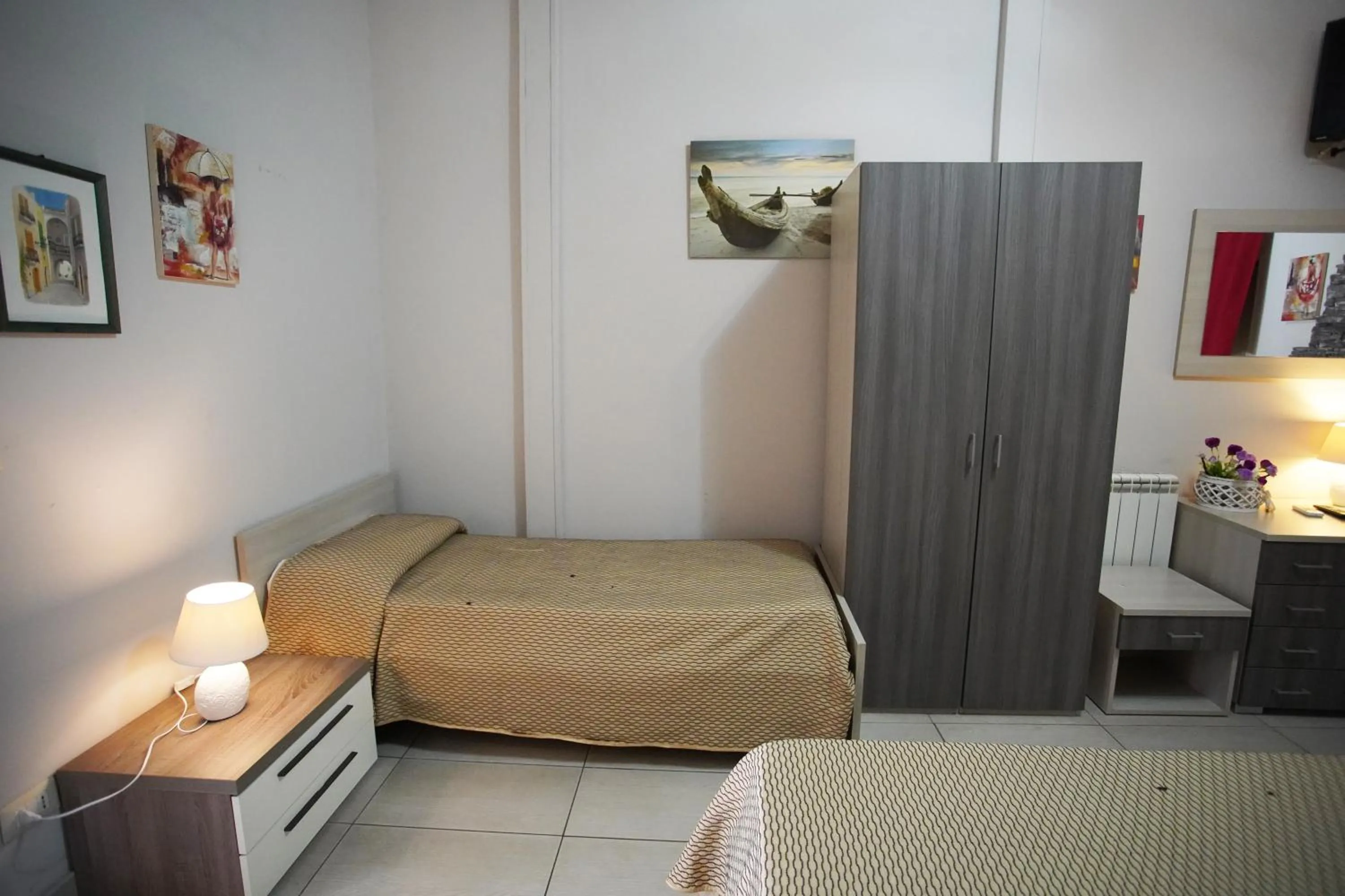 Photo of the whole room, Bed in Golden Dreams B&B