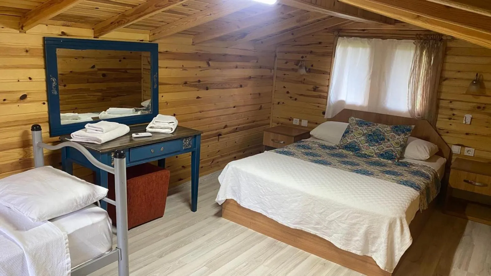 Photo of the whole room, Bed in Turkuaz Bungalows