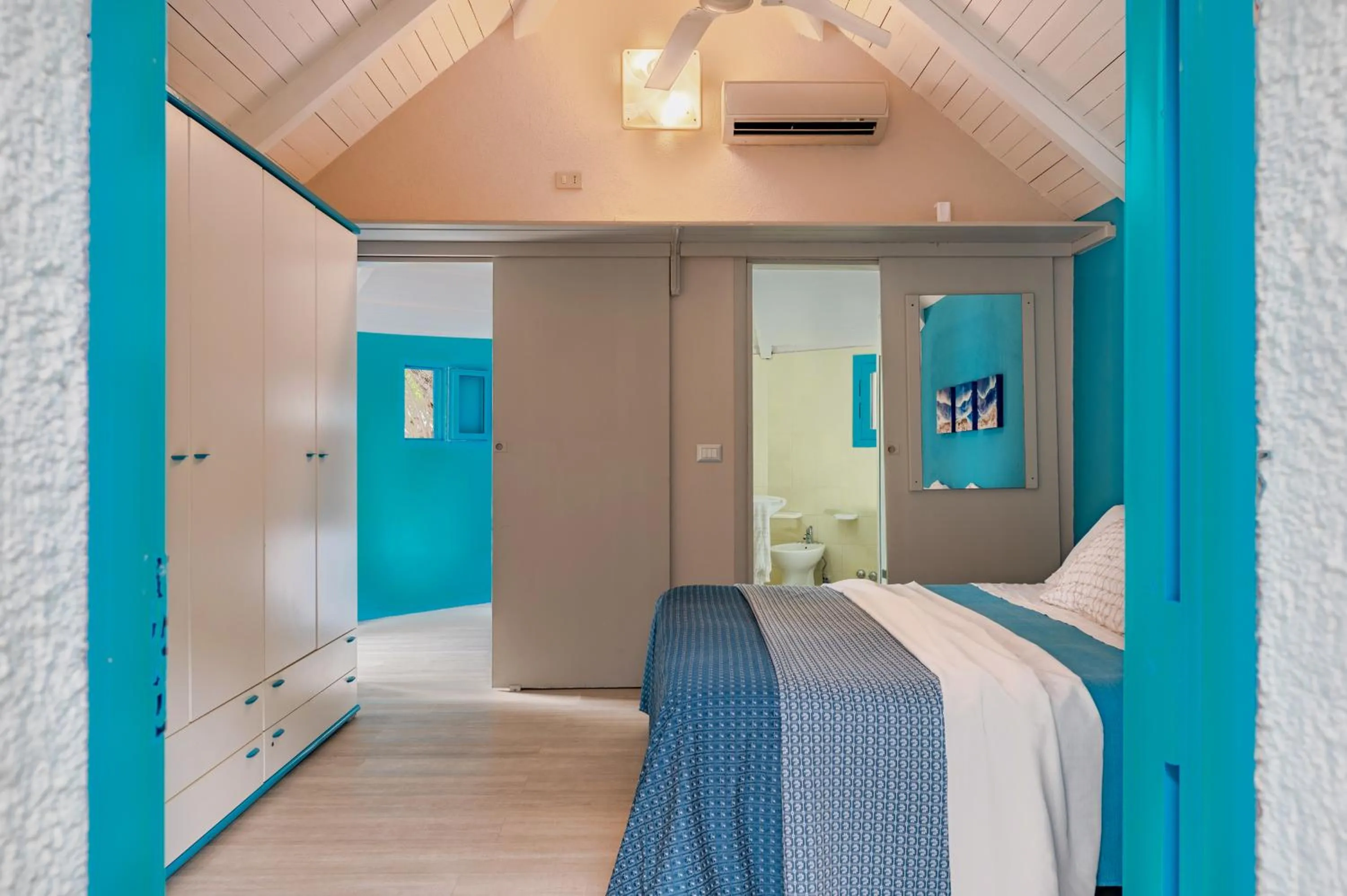 Shower, Bed in Resort Baia del Silenzio