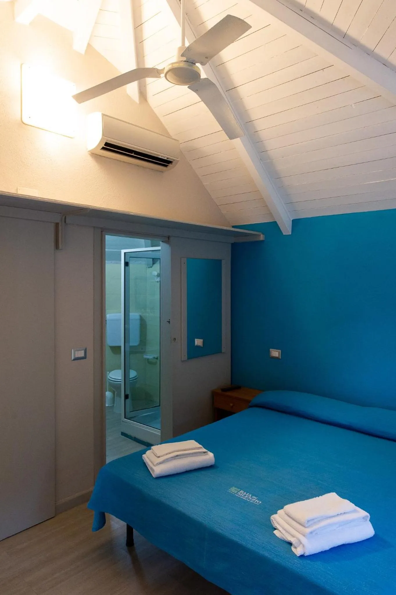 Shower, Bed in Resort Baia del Silenzio