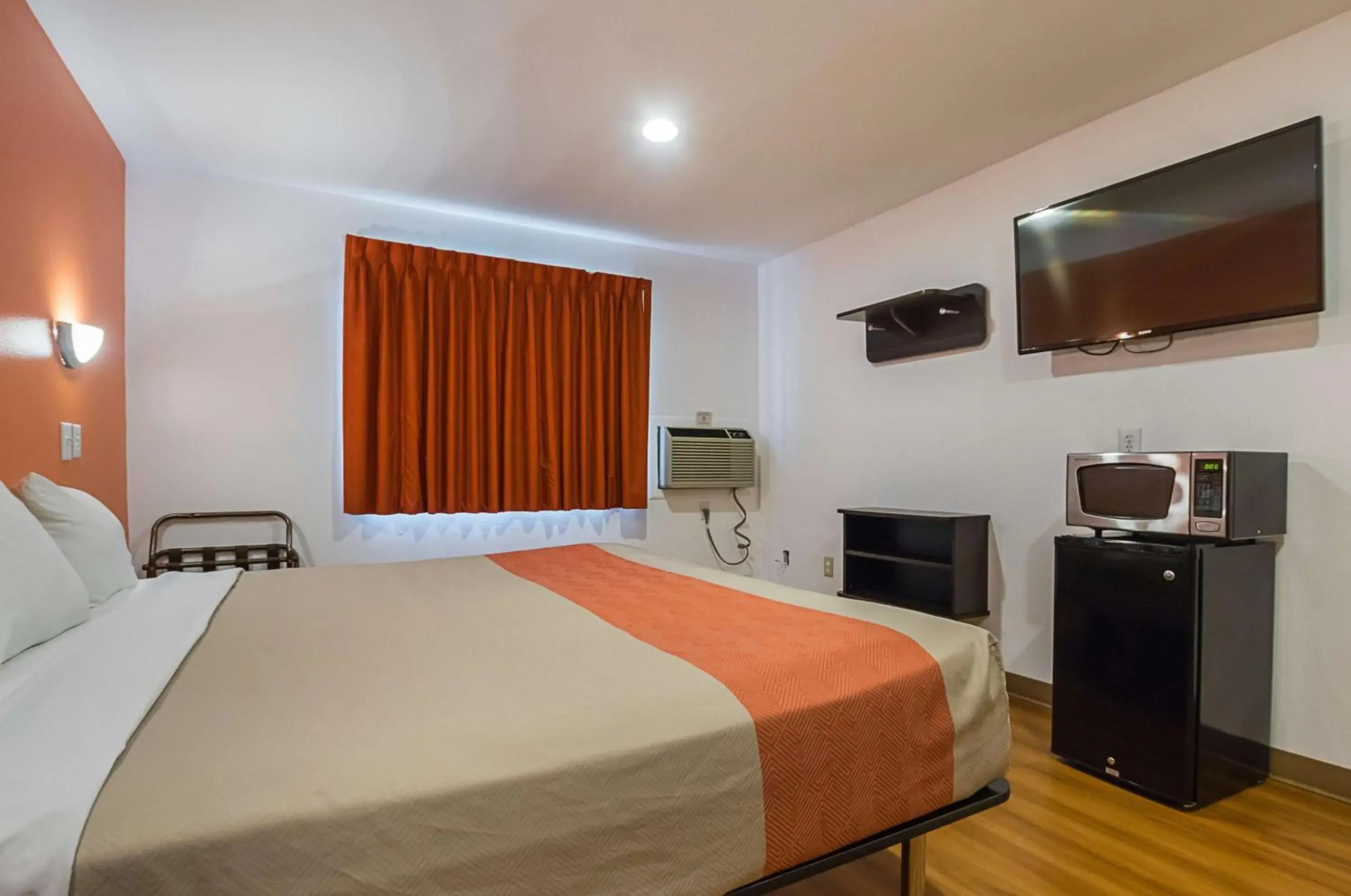 TV and multimedia, Bed in Motel 6-Marshalltown, IA TV and multimedia, Bed in Motel 6-Marshalltown, IA