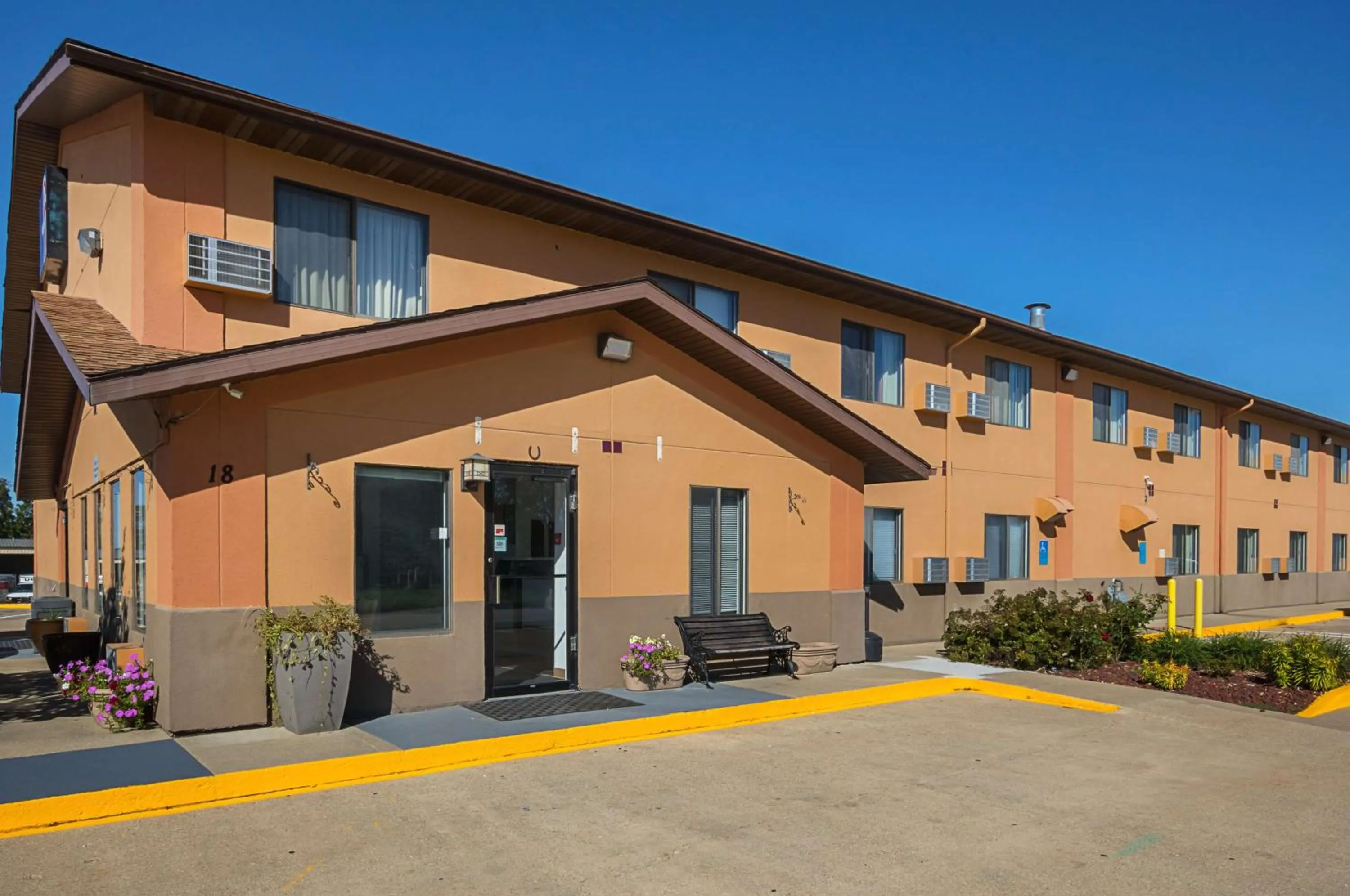 Property building in Motel 6-Marshalltown, IA