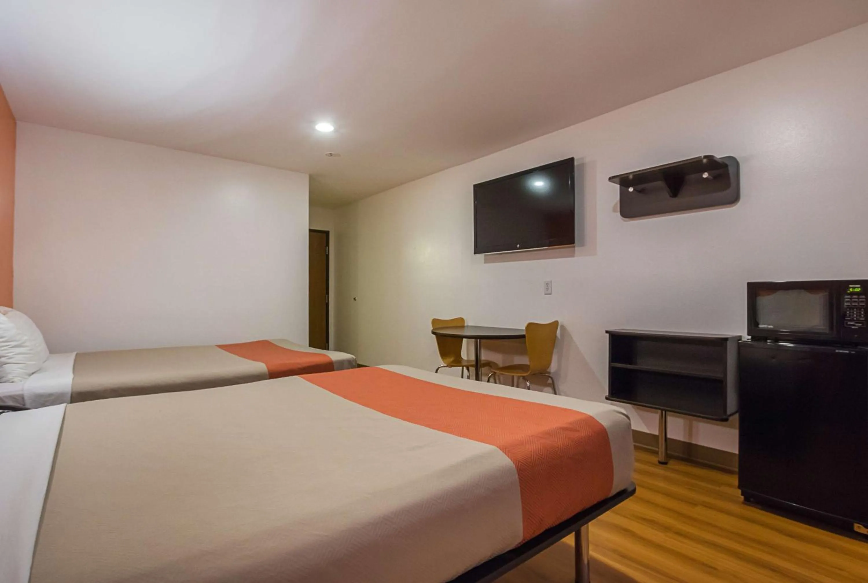 TV and multimedia, Bed in Motel 6-Marshalltown, IA