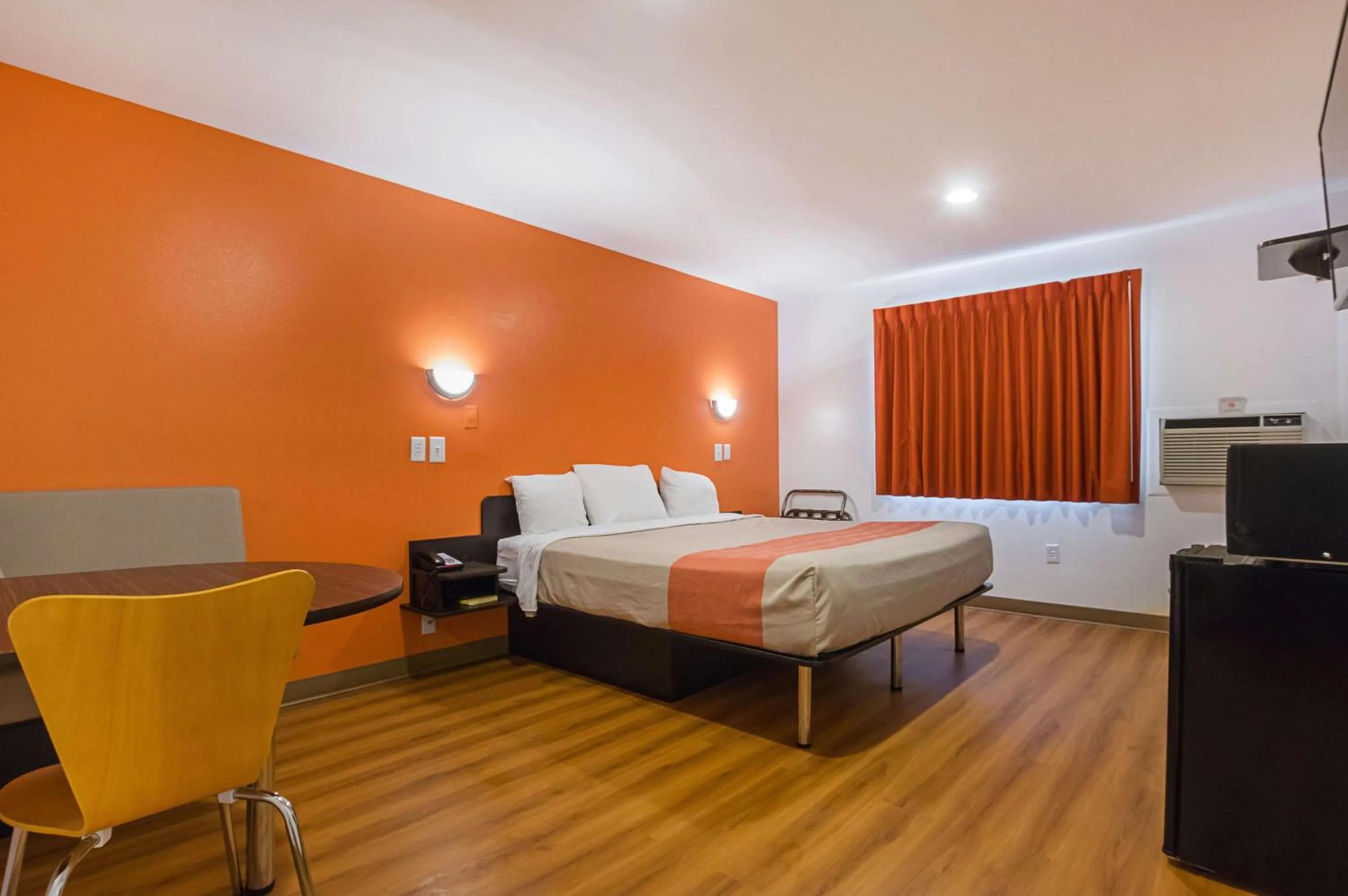 TV and multimedia, Bed in Motel 6-Marshalltown, IA