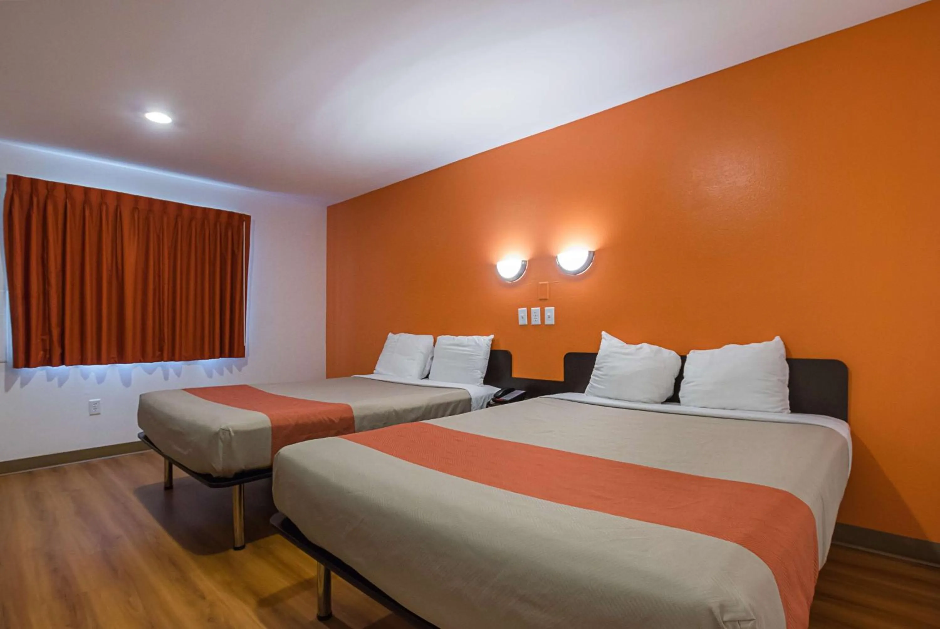 Photo of the whole room, Bed in Motel 6-Marshalltown, IA