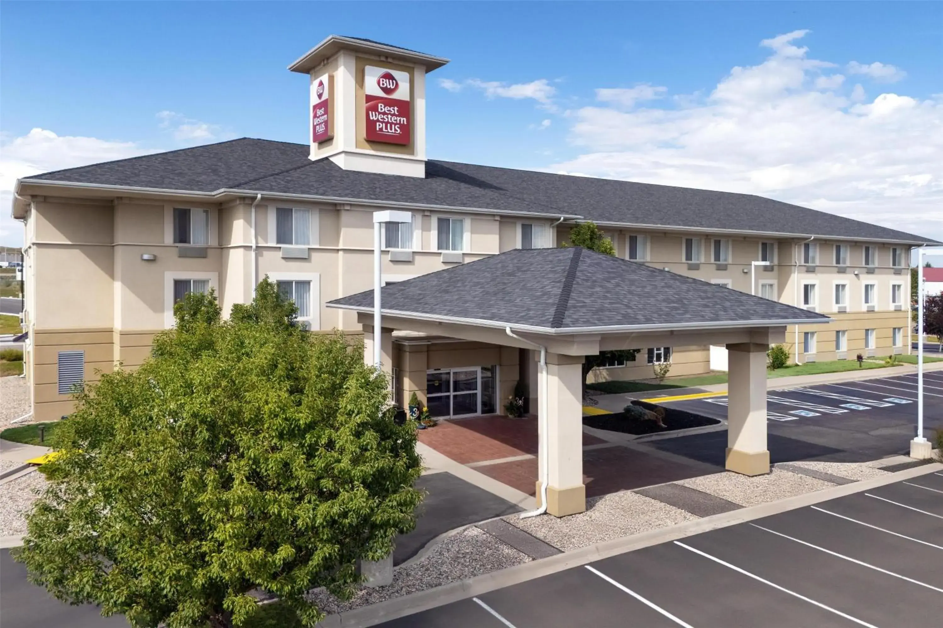 Property building in Best Western Plus Frontier Inn Property building in Best Western Plus Frontier Inn