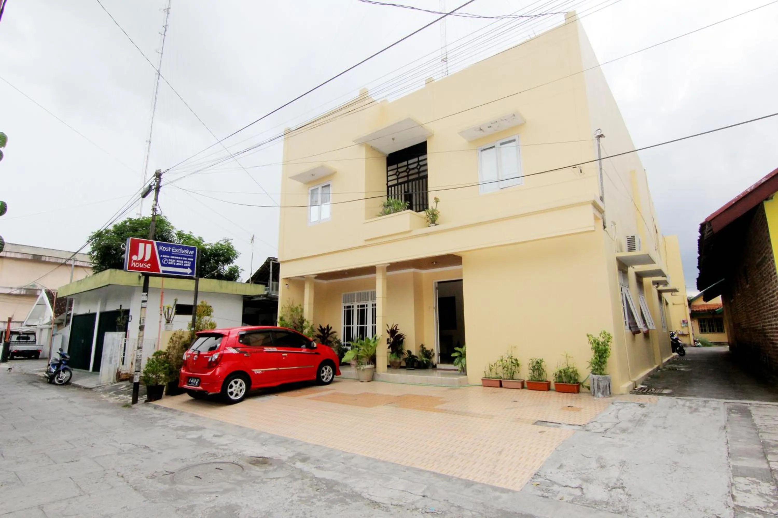 Facade/entrance in JJ House Gejayan