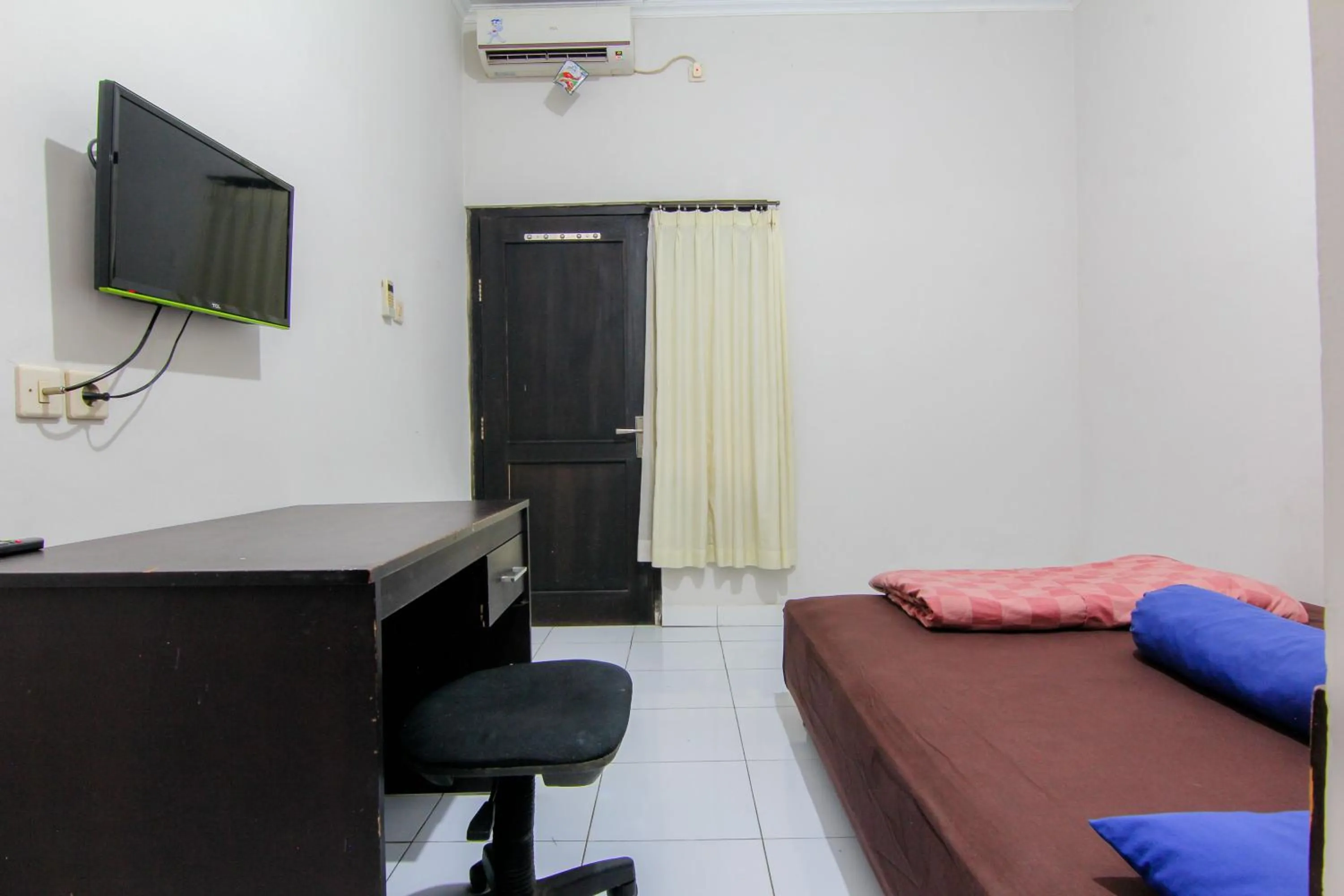 TV and multimedia, Bed in JJ House Wahid Hasyim