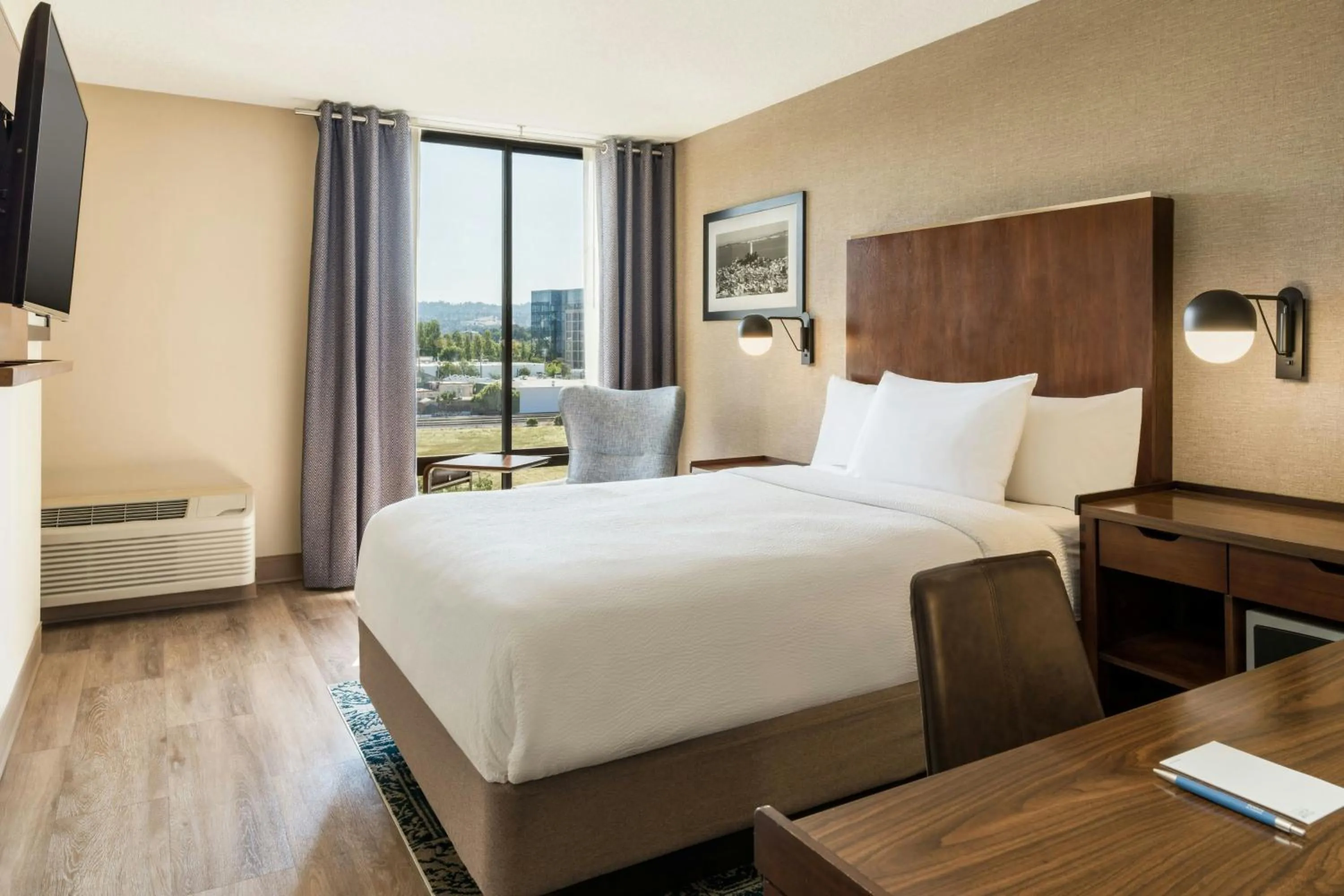 Photo of the whole room, Bed in Four Points by Sheraton - San Francisco Bay Bridge