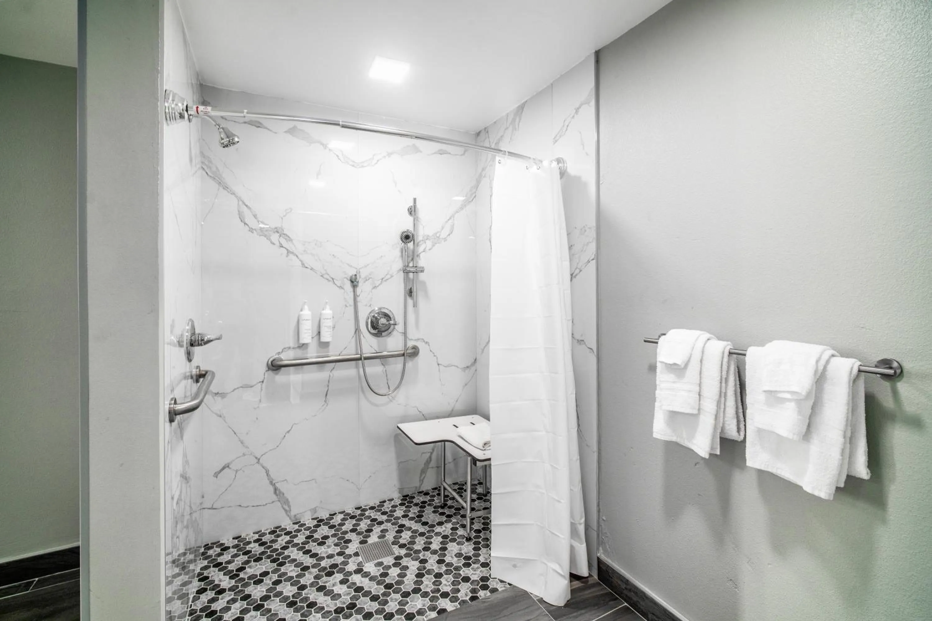 Shower in Pacific Inn and Suites
