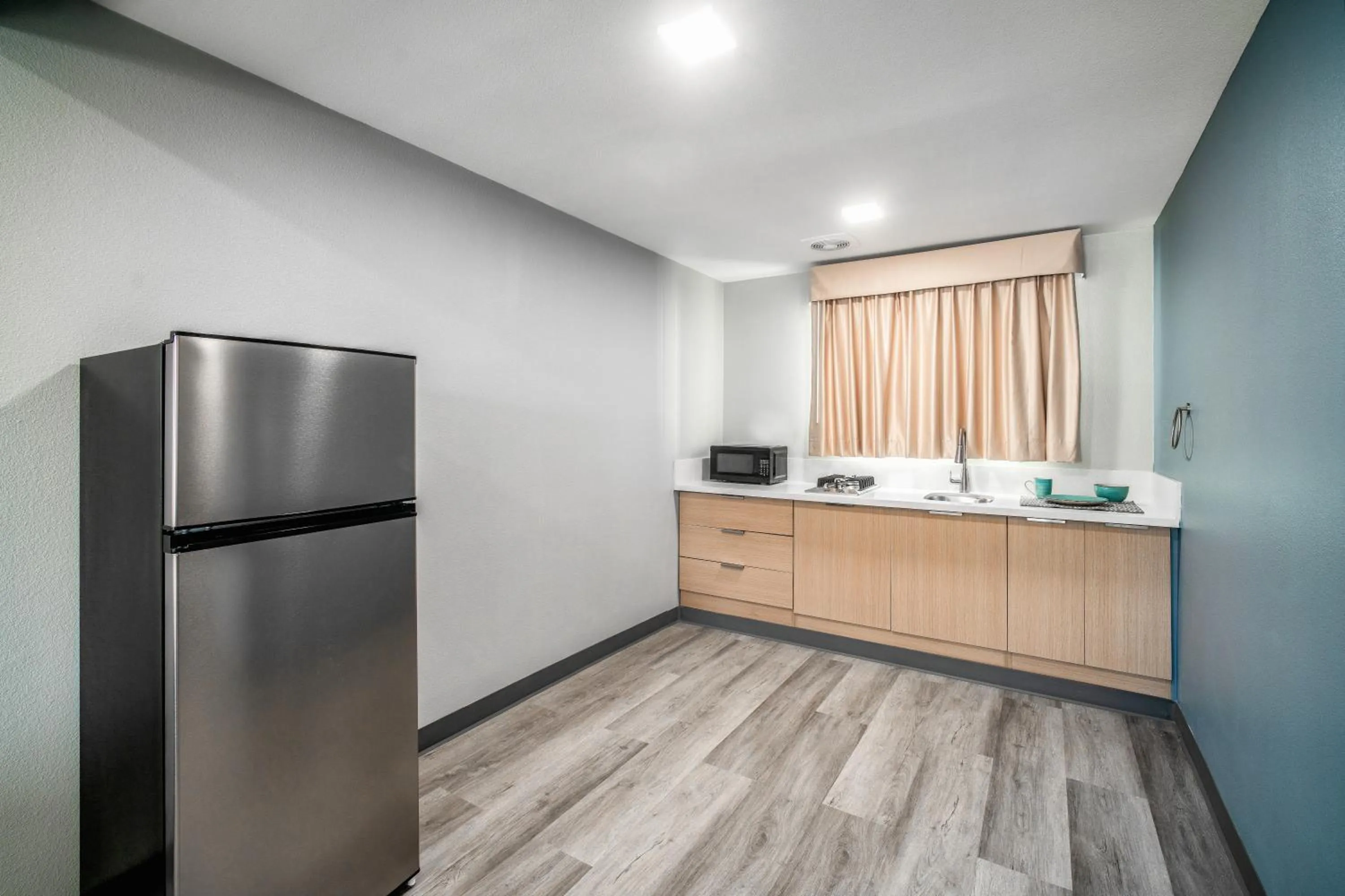 Kitchen or kitchenette in Pacific Inn and Suites