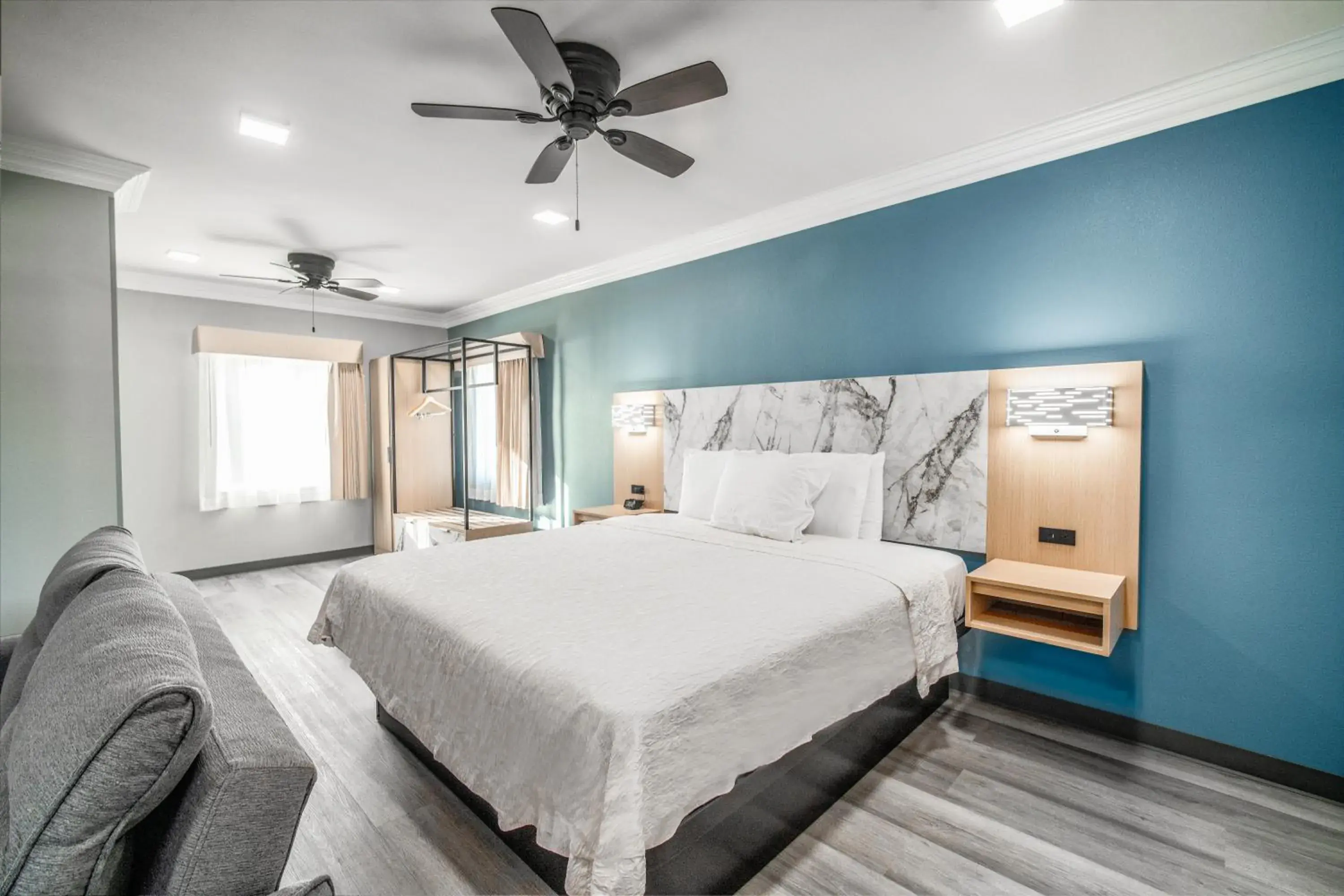 Deluxe Family Room in Pacific Inn and Suites Deluxe Family Room in Pacific Inn and Suites