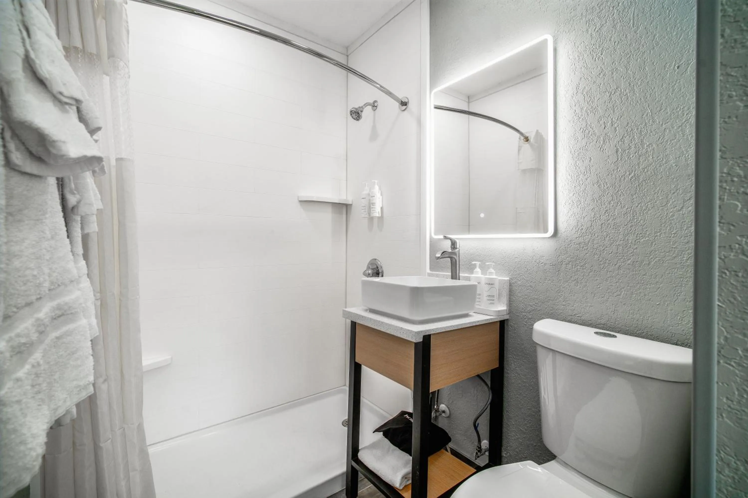 Bathroom in Pacific Inn and Suites