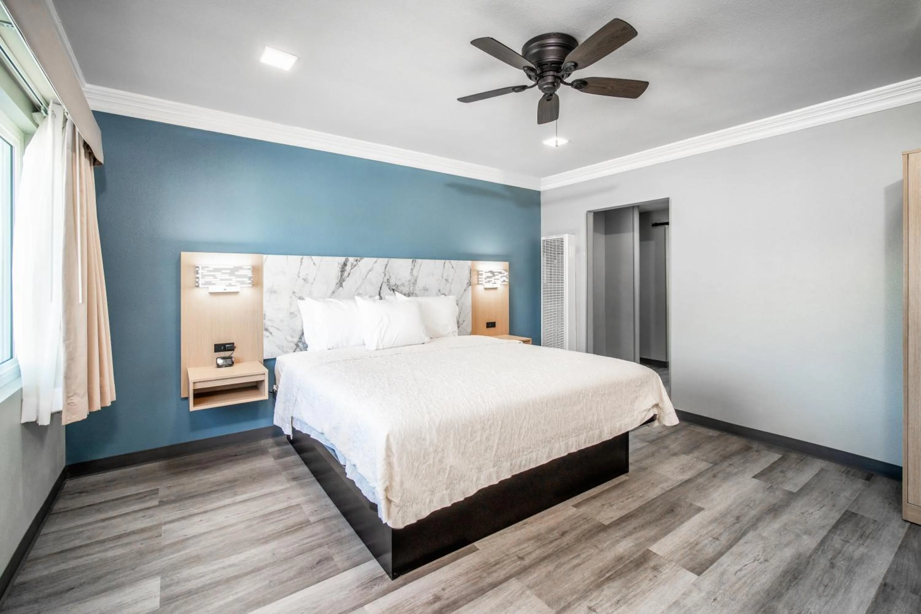 Bed in Pacific Inn and Suites