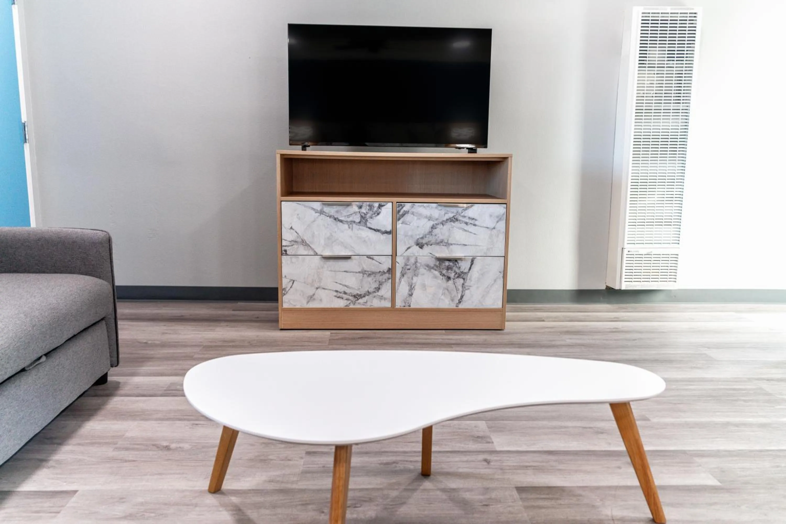 TV and multimedia in Pacific Inn and Suites