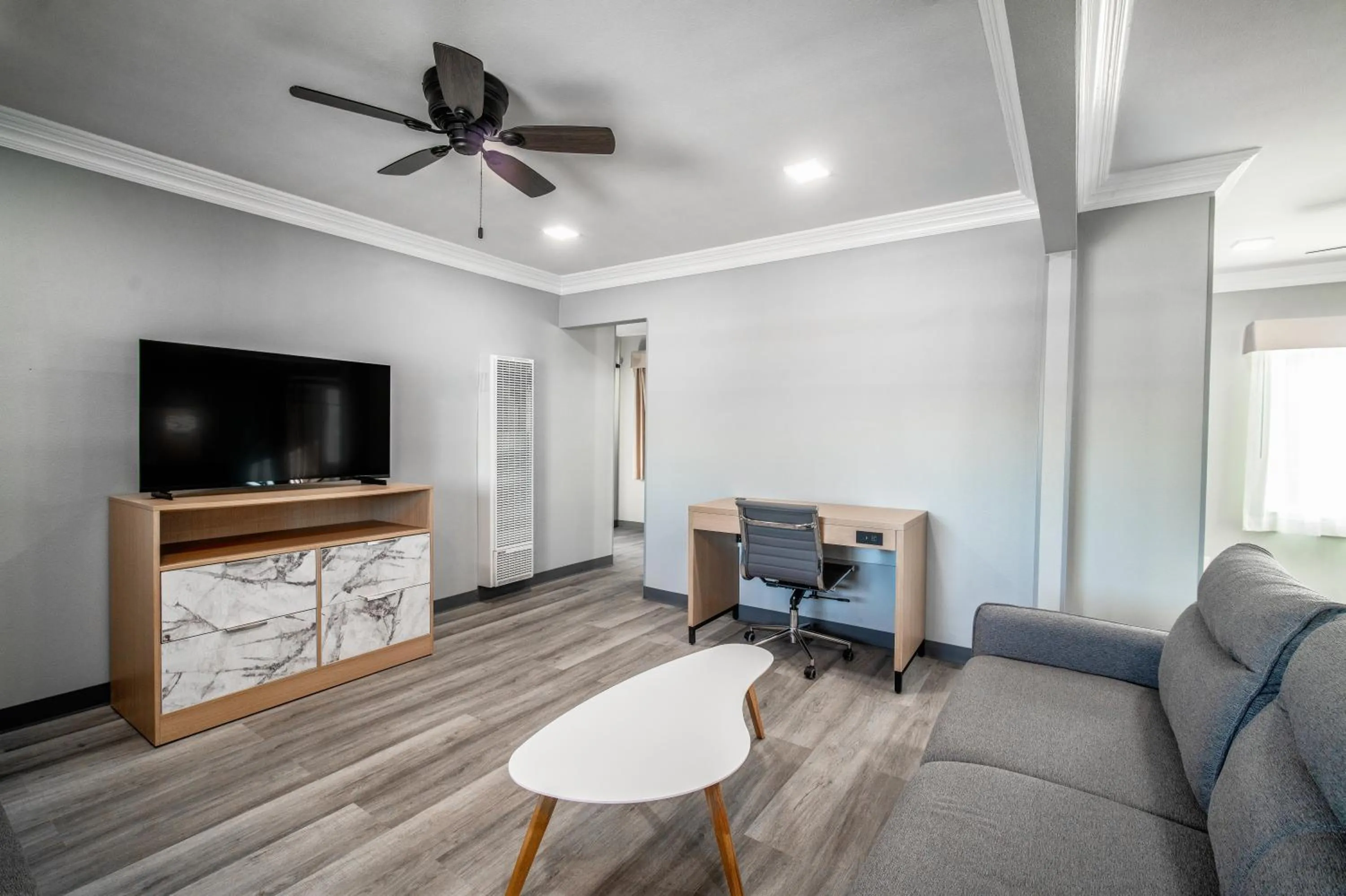 Living room in Pacific Inn and Suites