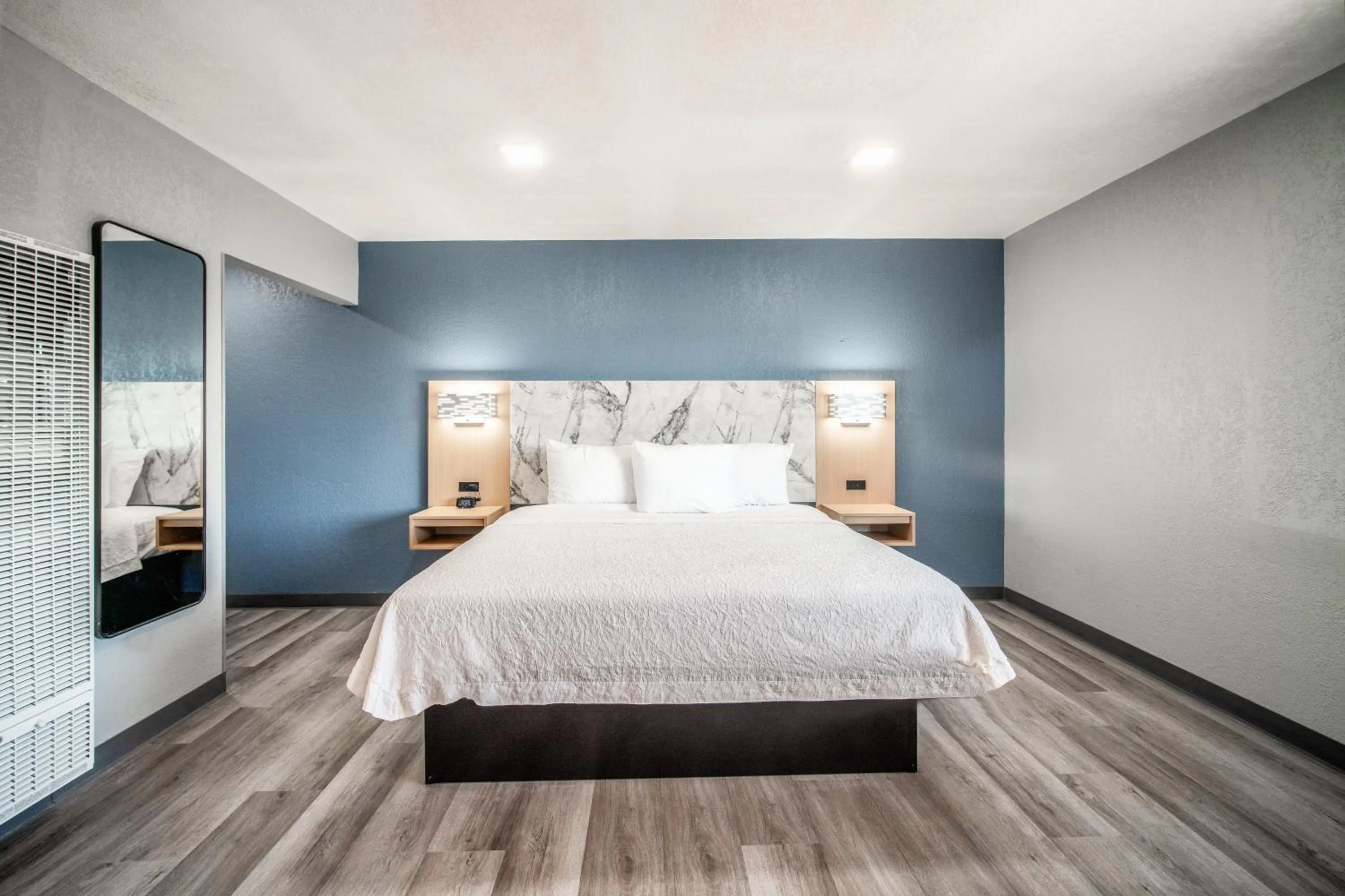 Bed in Pacific Inn and Suites