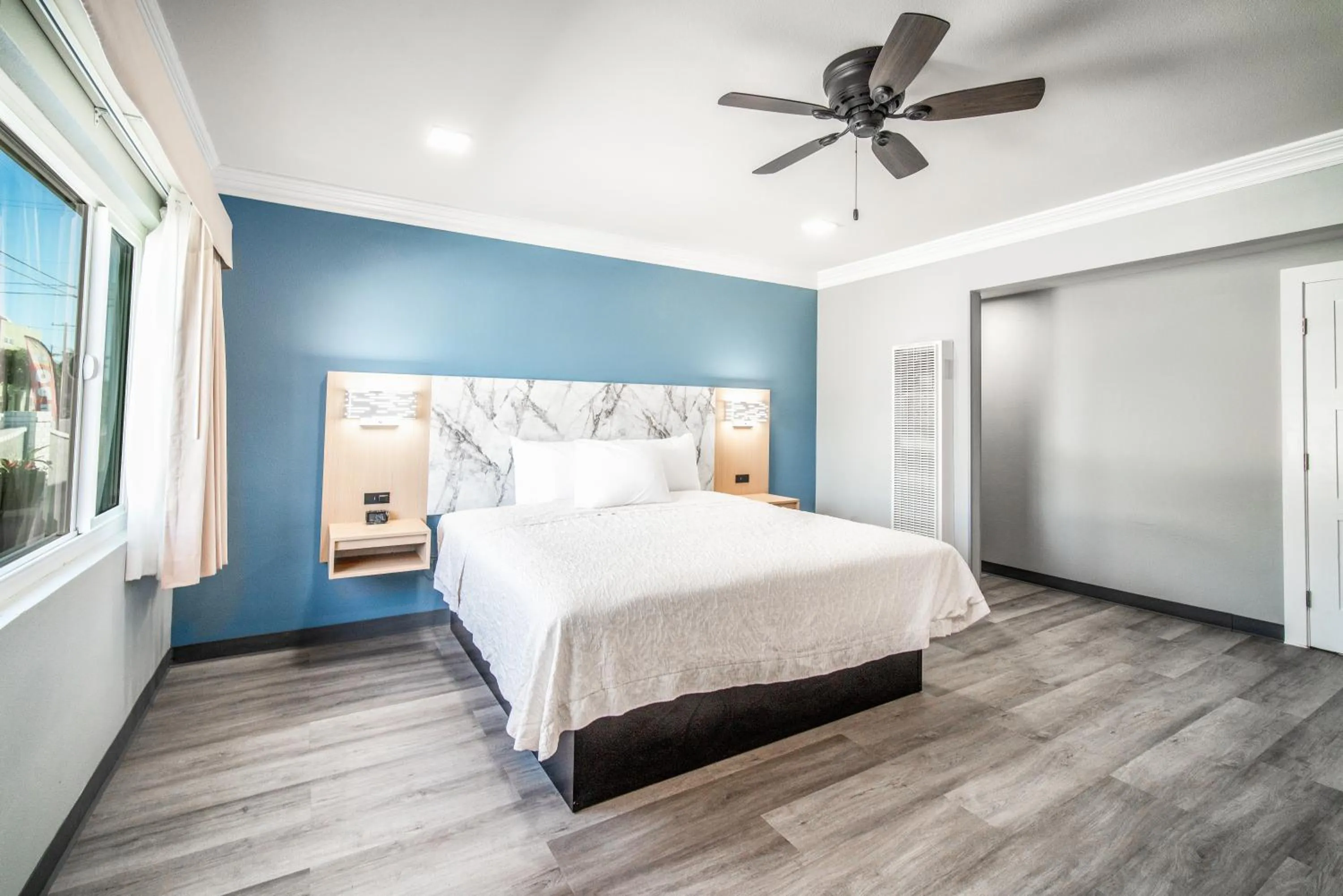 Bed in Pacific Inn and Suites